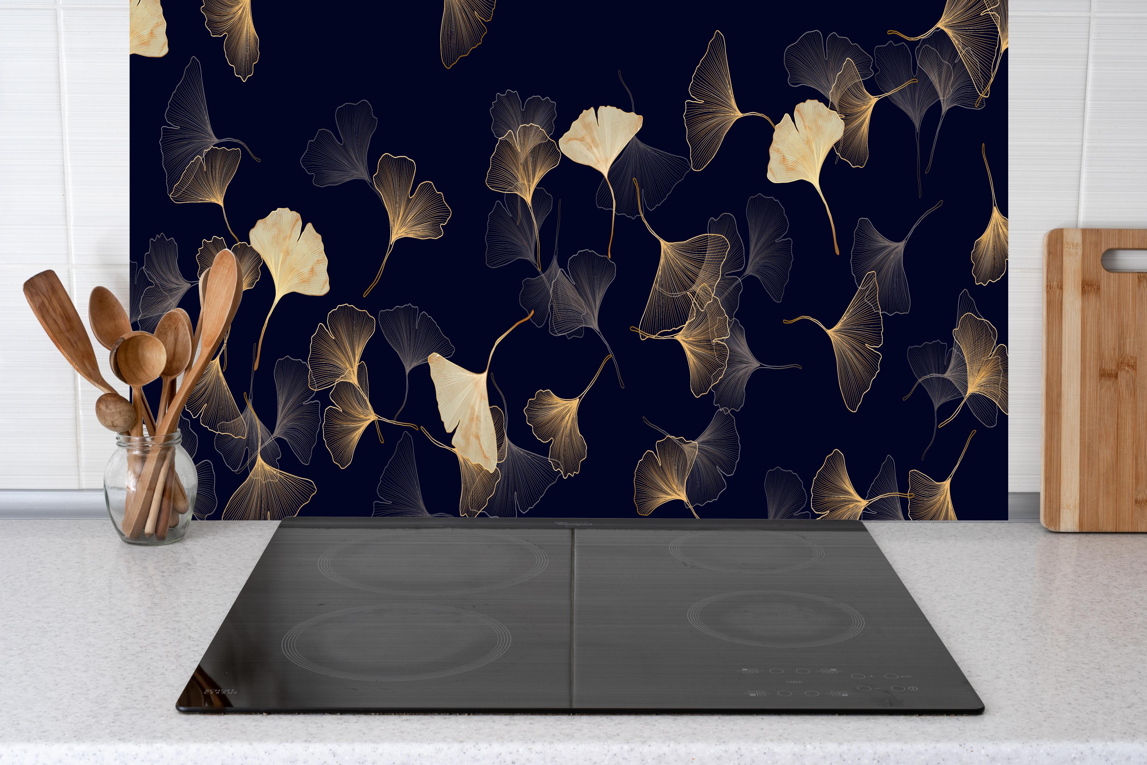Küche - Exquisite goldene Ginkgo Blätter auf dunklem Hintergrund hinter weißen Hochglanz-Küchenregalen und schwarzem Wasserhahn