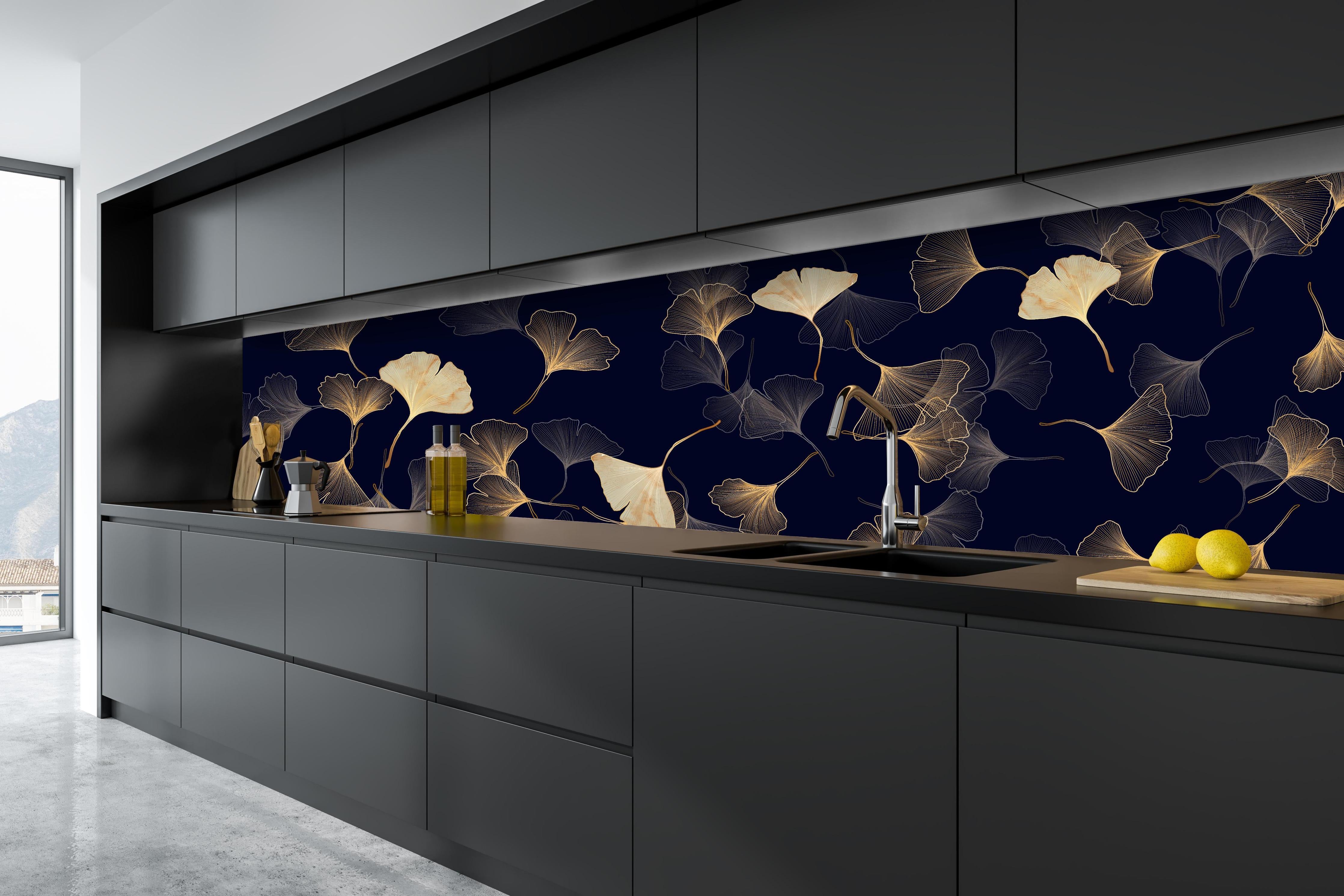 Küche - Exquisite goldene Ginkgo Blätter auf dunklem Hintergrund hinter weißen Hochglanz-Küchenregalen und schwarzem Wasserhahn