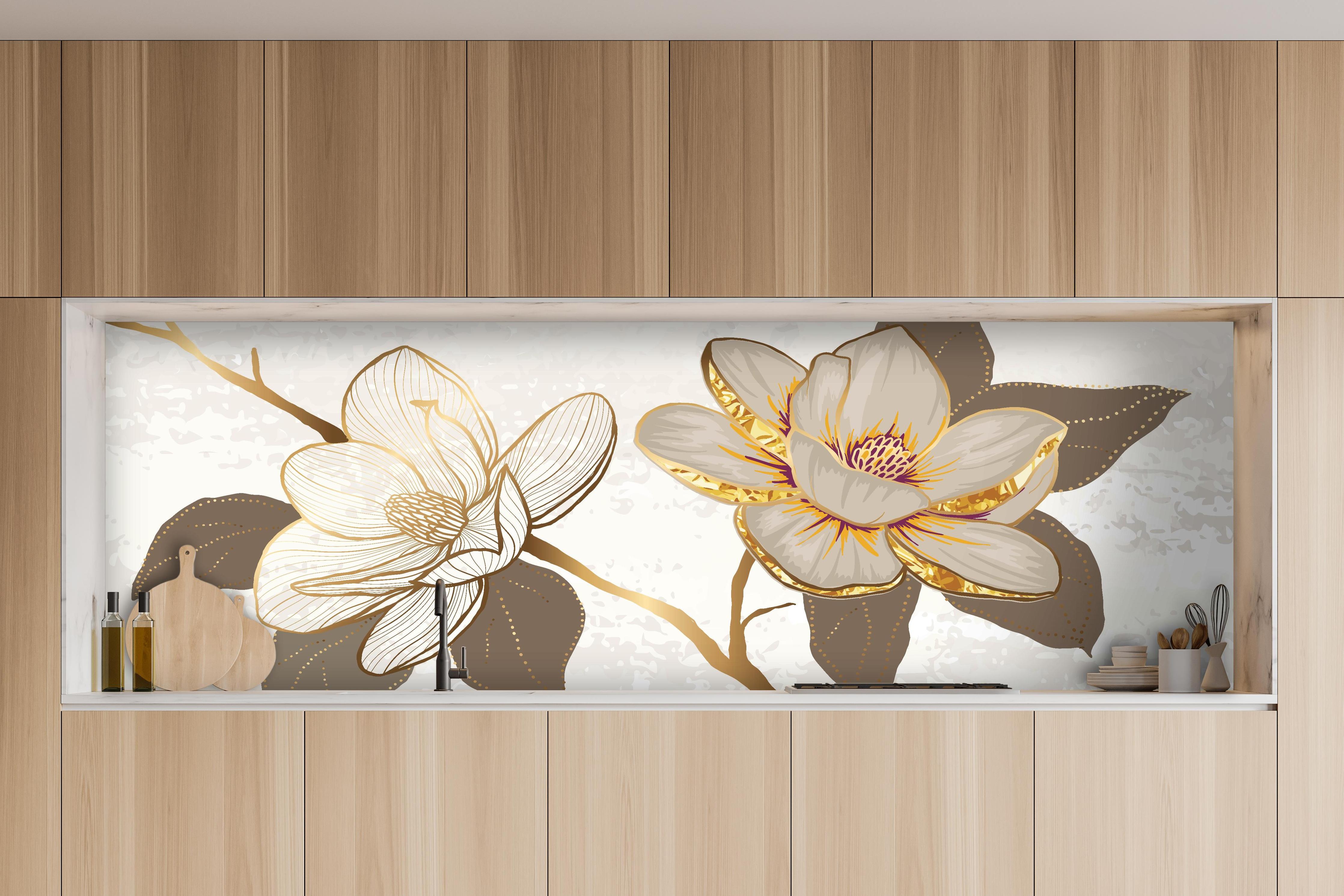 Küche - Exquisites Magnolienmuster in Gold und Beige hinter weißen Hochglanz-Küchenregalen und schwarzem Wasserhahn