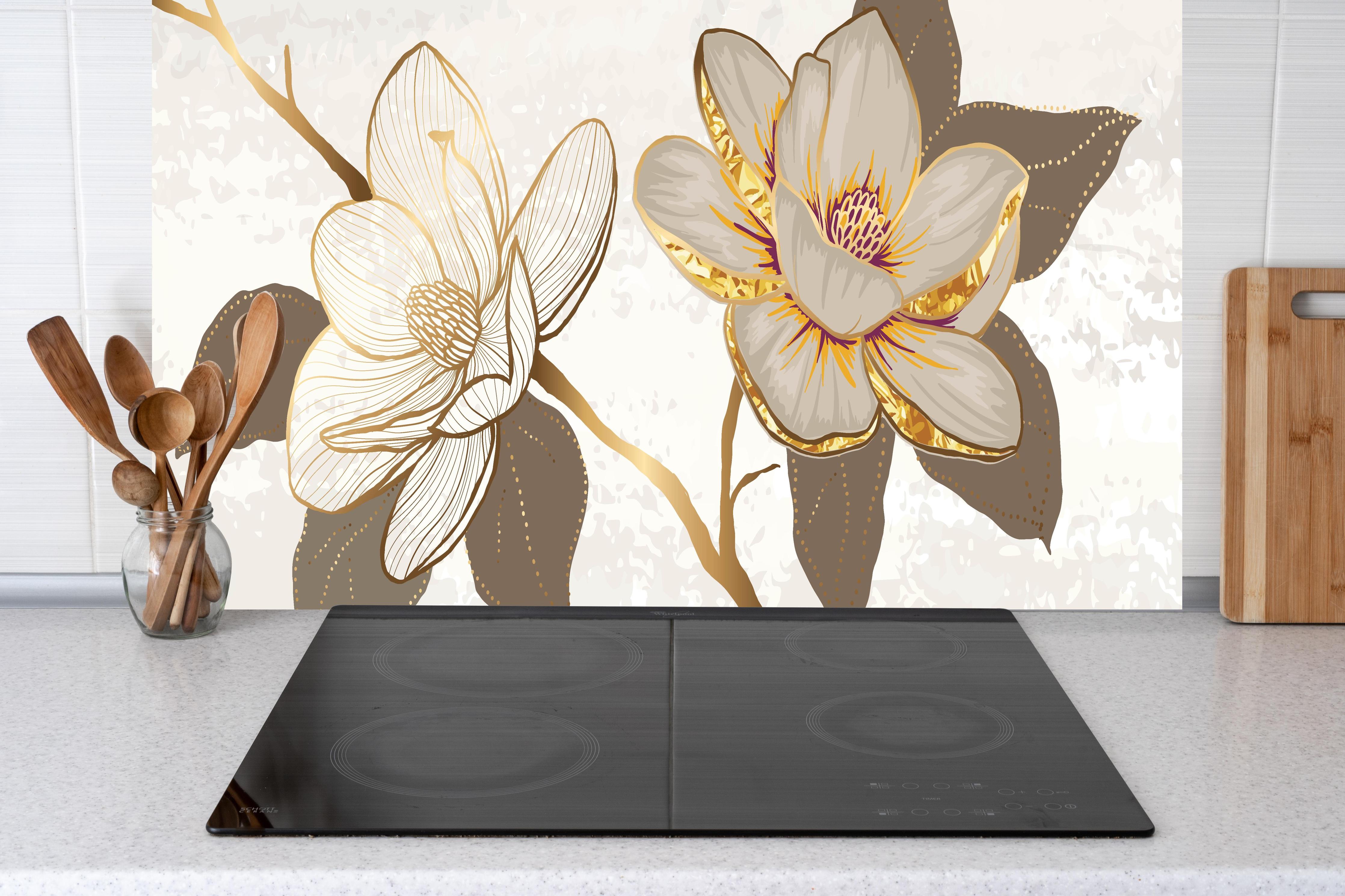 Küche - Exquisites Magnolienmuster in Gold und Beige hinter weißen Hochglanz-Küchenregalen und schwarzem Wasserhahn