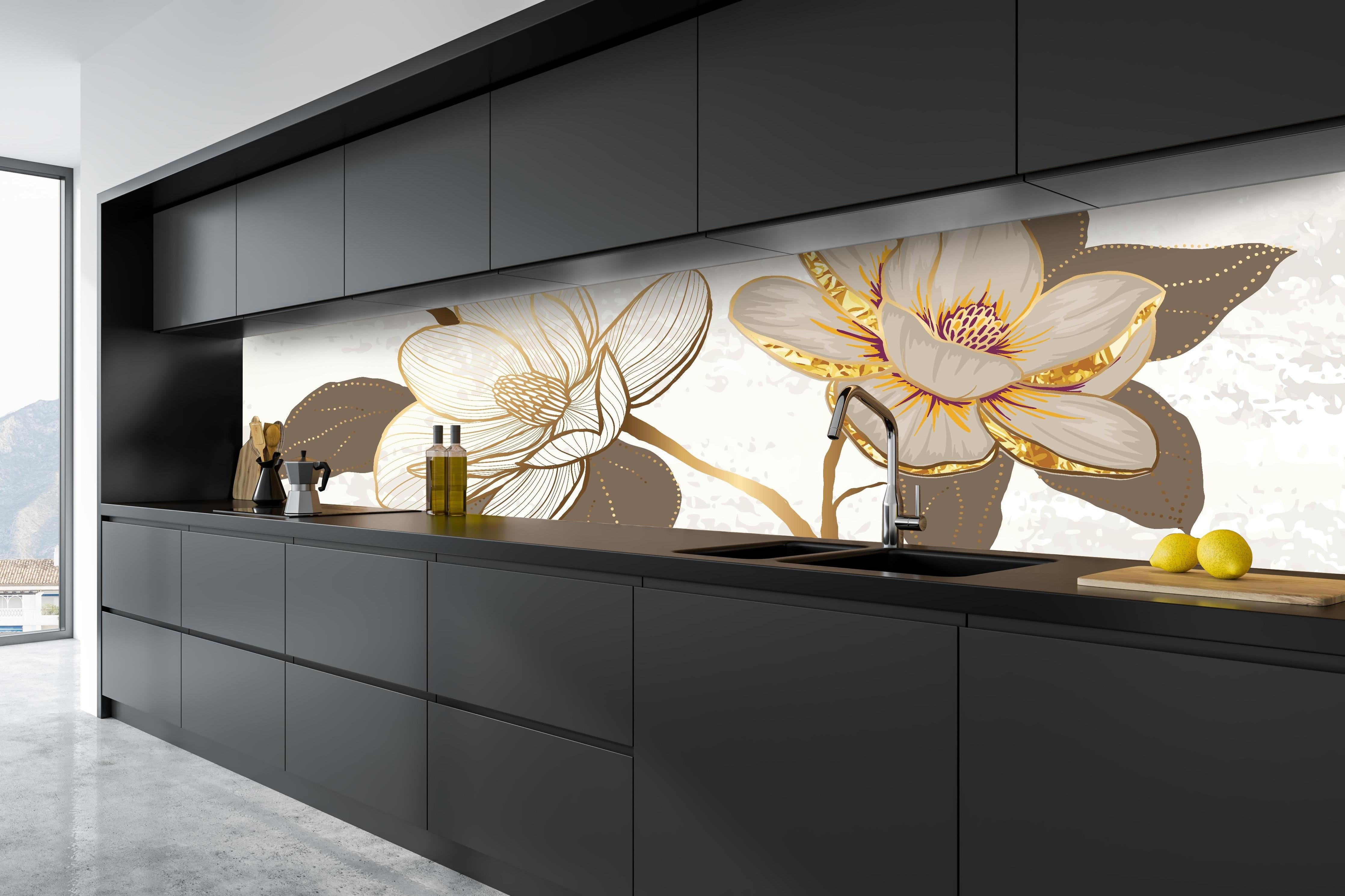 Küche - Exquisites Magnolienmuster in Gold und Beige hinter weißen Hochglanz-Küchenregalen und schwarzem Wasserhahn
