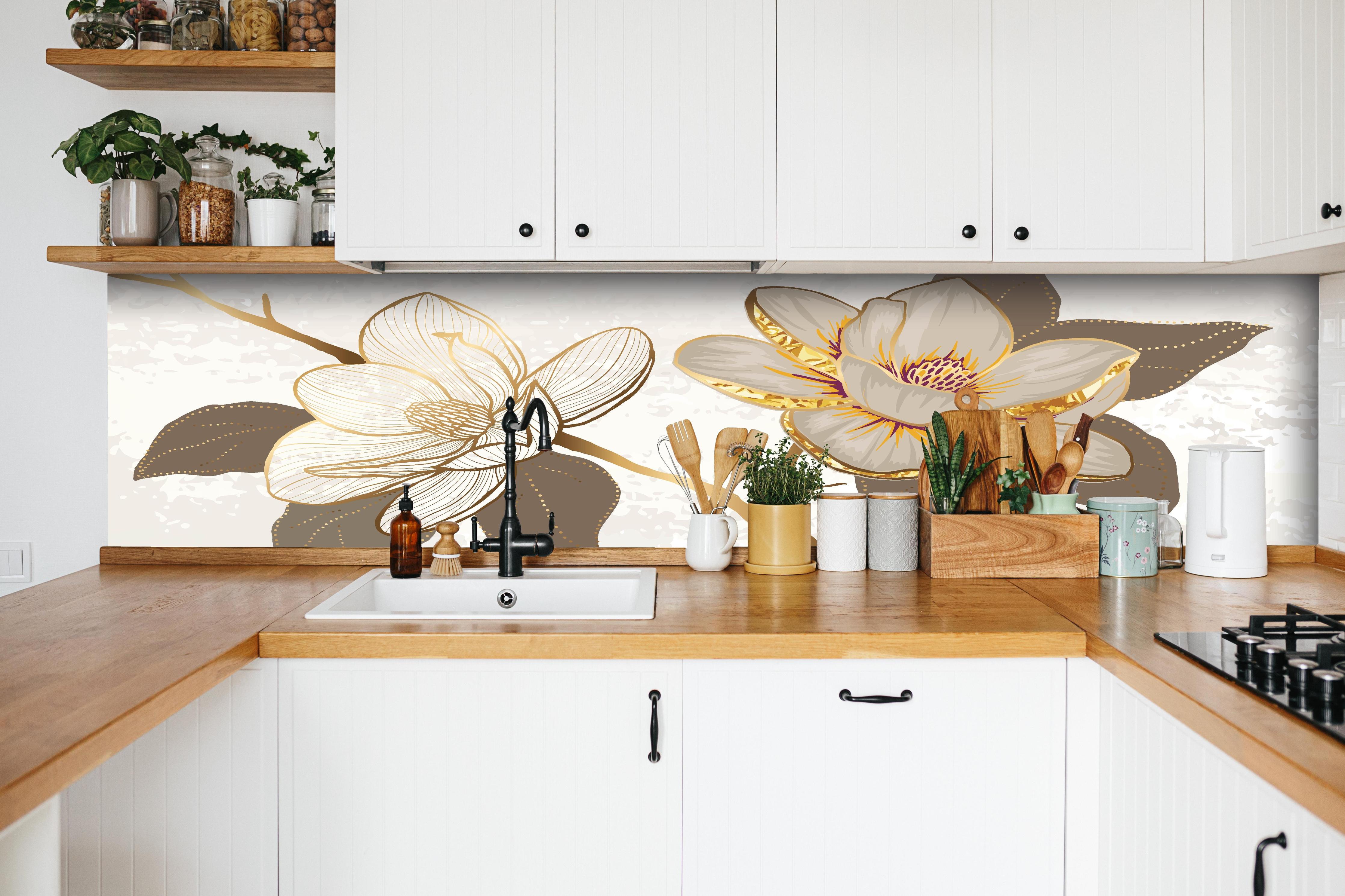 Küche - Exquisites Magnolienmuster in Gold und Beige hinter weißen Hochglanz-Küchenregalen und schwarzem Wasserhahn