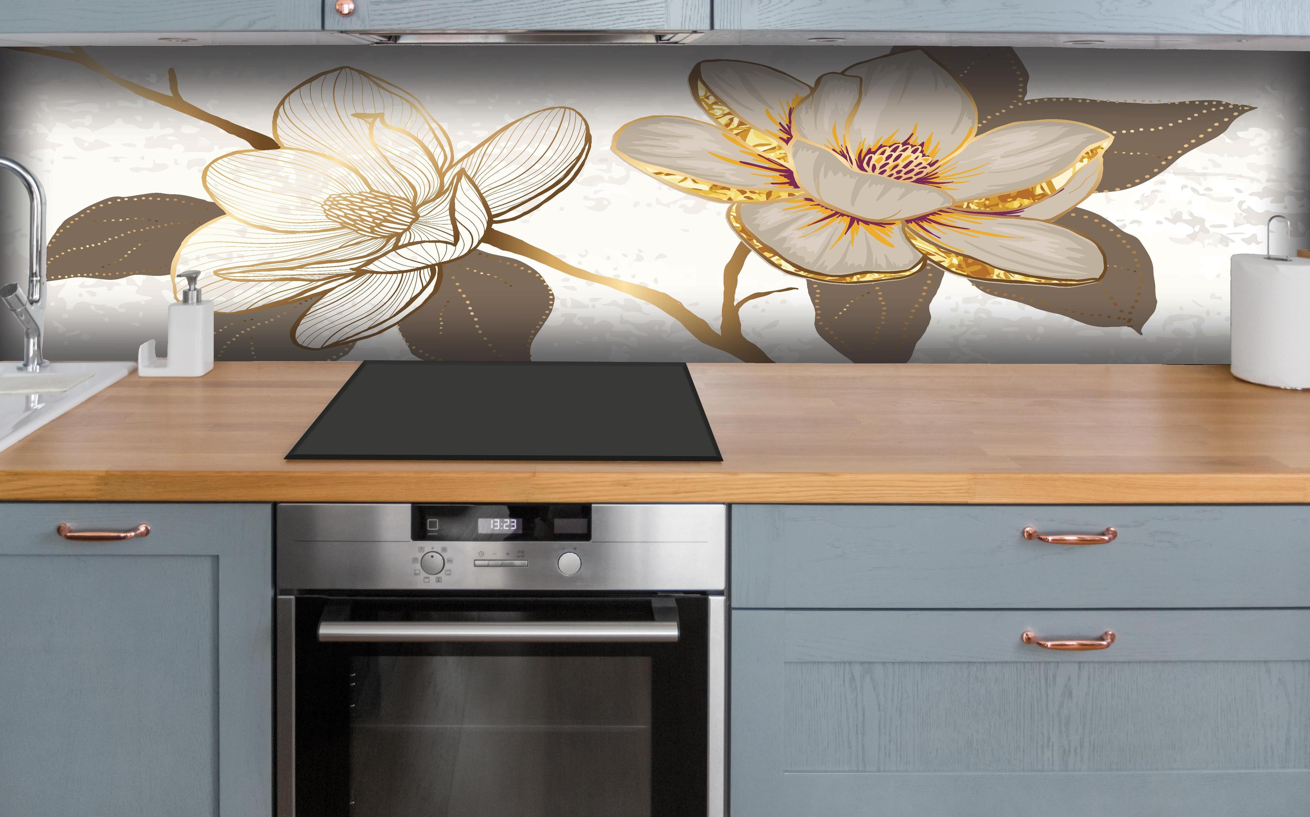 Küche - Exquisites Magnolienmuster in Gold und Beige hinter weißen Hochglanz-Küchenregalen und schwarzem Wasserhahn