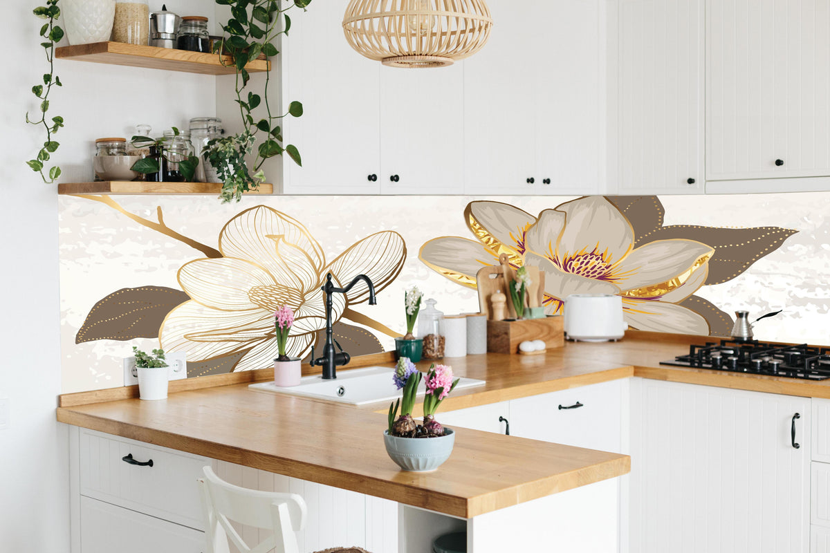 Küche - Exquisites Magnolienmuster in Gold und Beige hinter weißen Hochglanz-Küchenregalen und schwarzem Wasserhahn