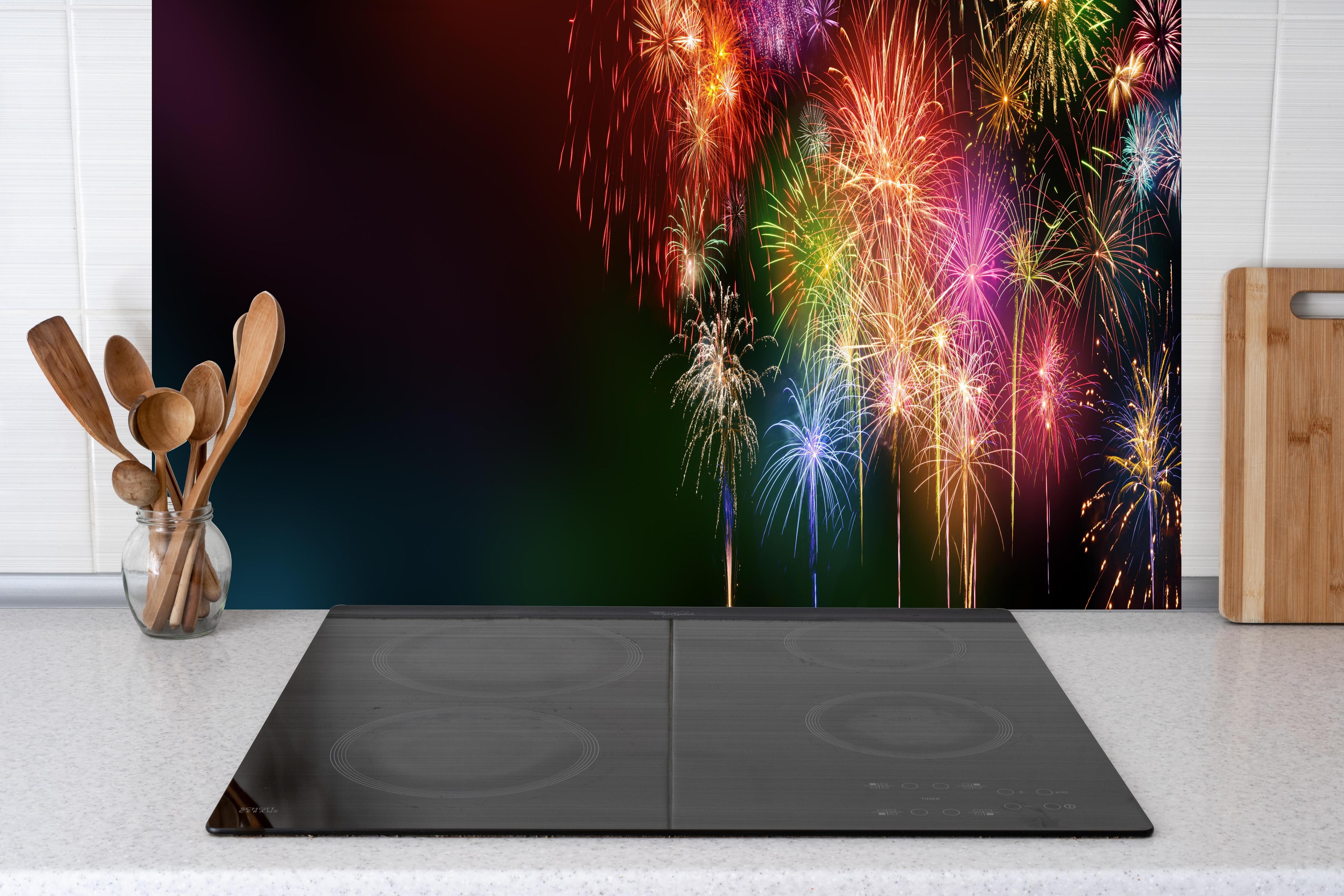 Küche - Farbenfrohe Feuerwerk-Show am Nachthimmel hinter weißen Hochglanz-Küchenregalen und schwarzem Wasserhahn