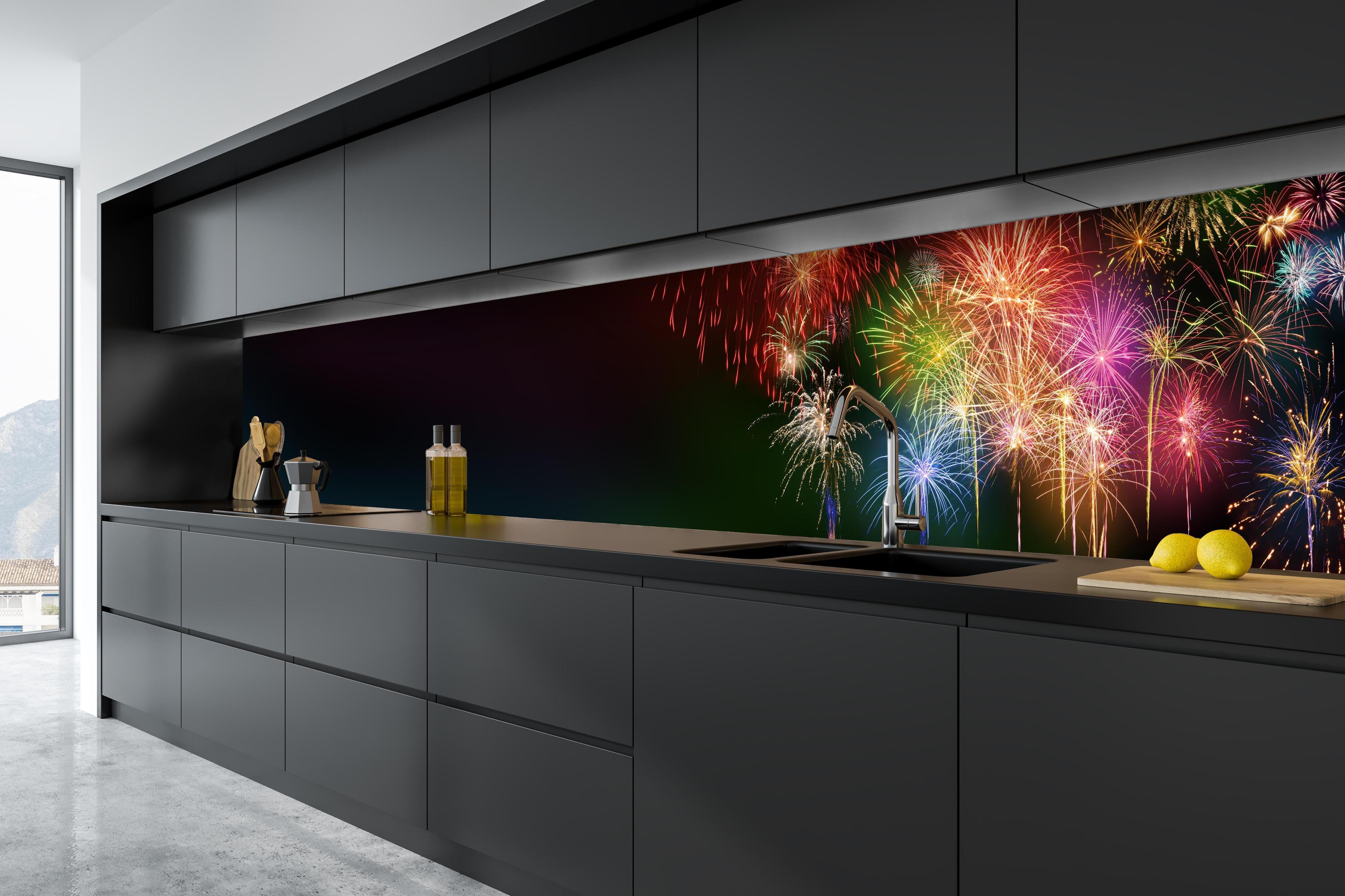 Küche - Farbenfrohe Feuerwerk-Show am Nachthimmel hinter weißen Hochglanz-Küchenregalen und schwarzem Wasserhahn