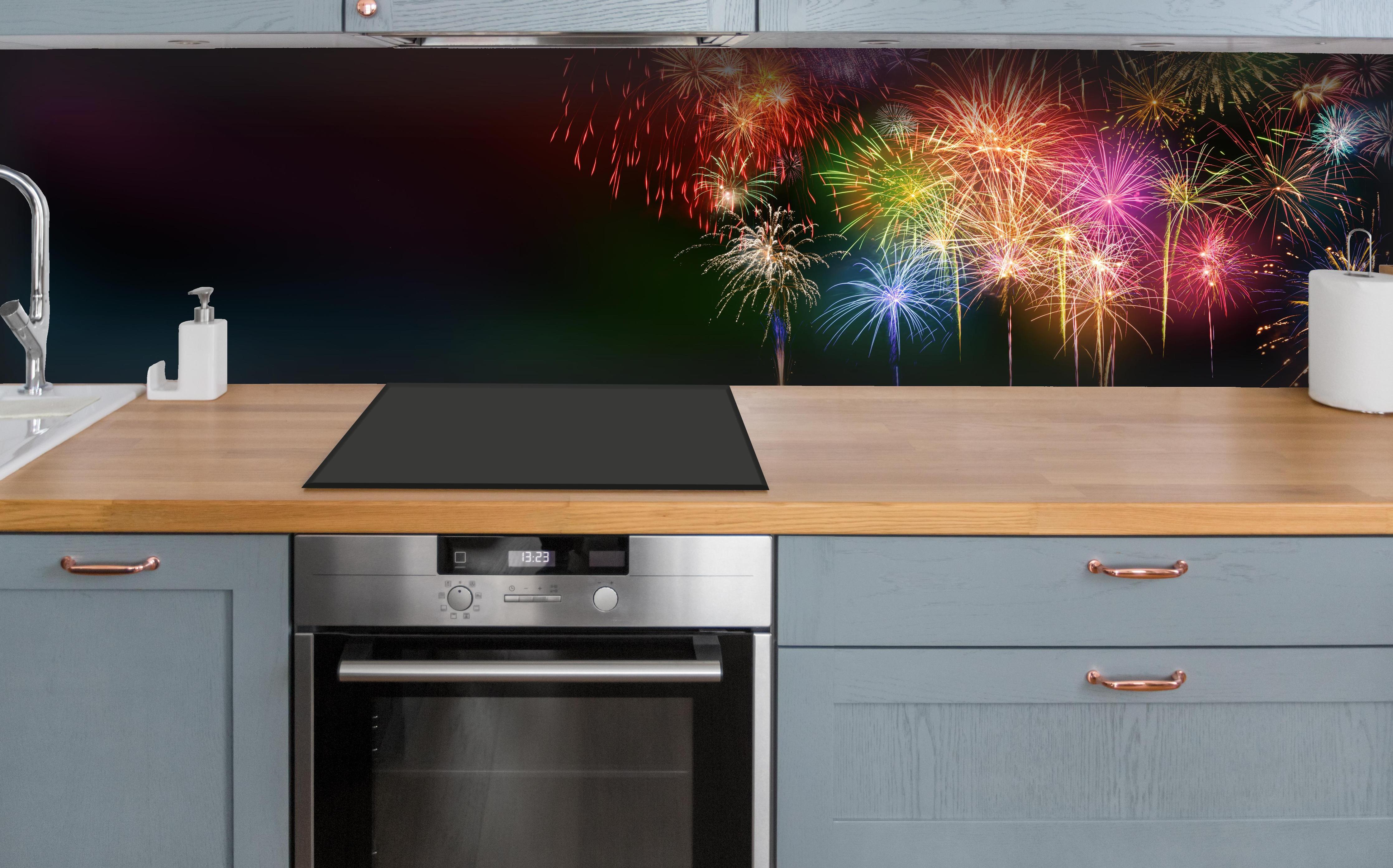 Küche - Farbenfrohe Feuerwerk-Show am Nachthimmel hinter weißen Hochglanz-Küchenregalen und schwarzem Wasserhahn