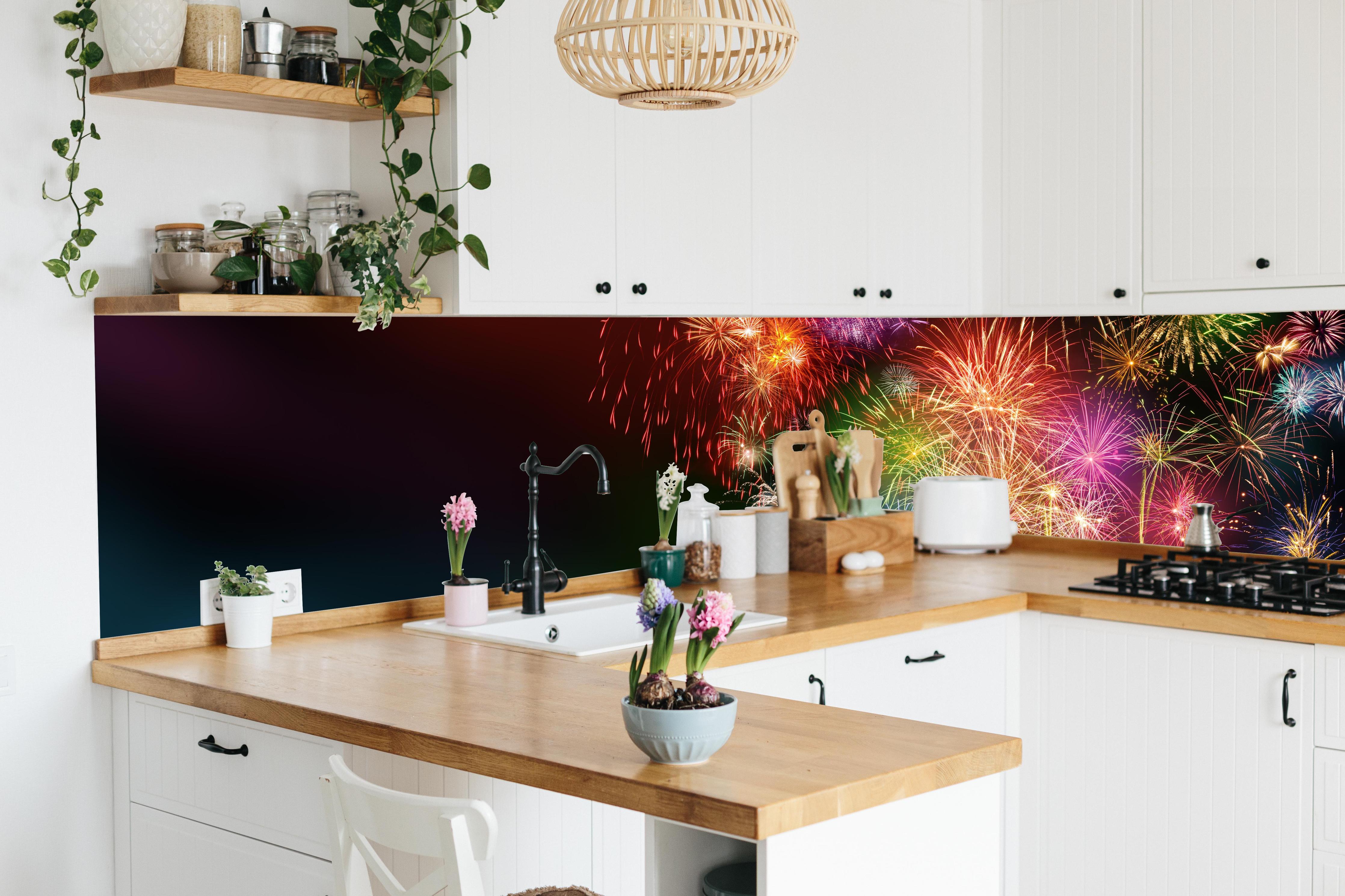 Küche - Farbenfrohe Feuerwerk-Show am Nachthimmel hinter weißen Hochglanz-Küchenregalen und schwarzem Wasserhahn