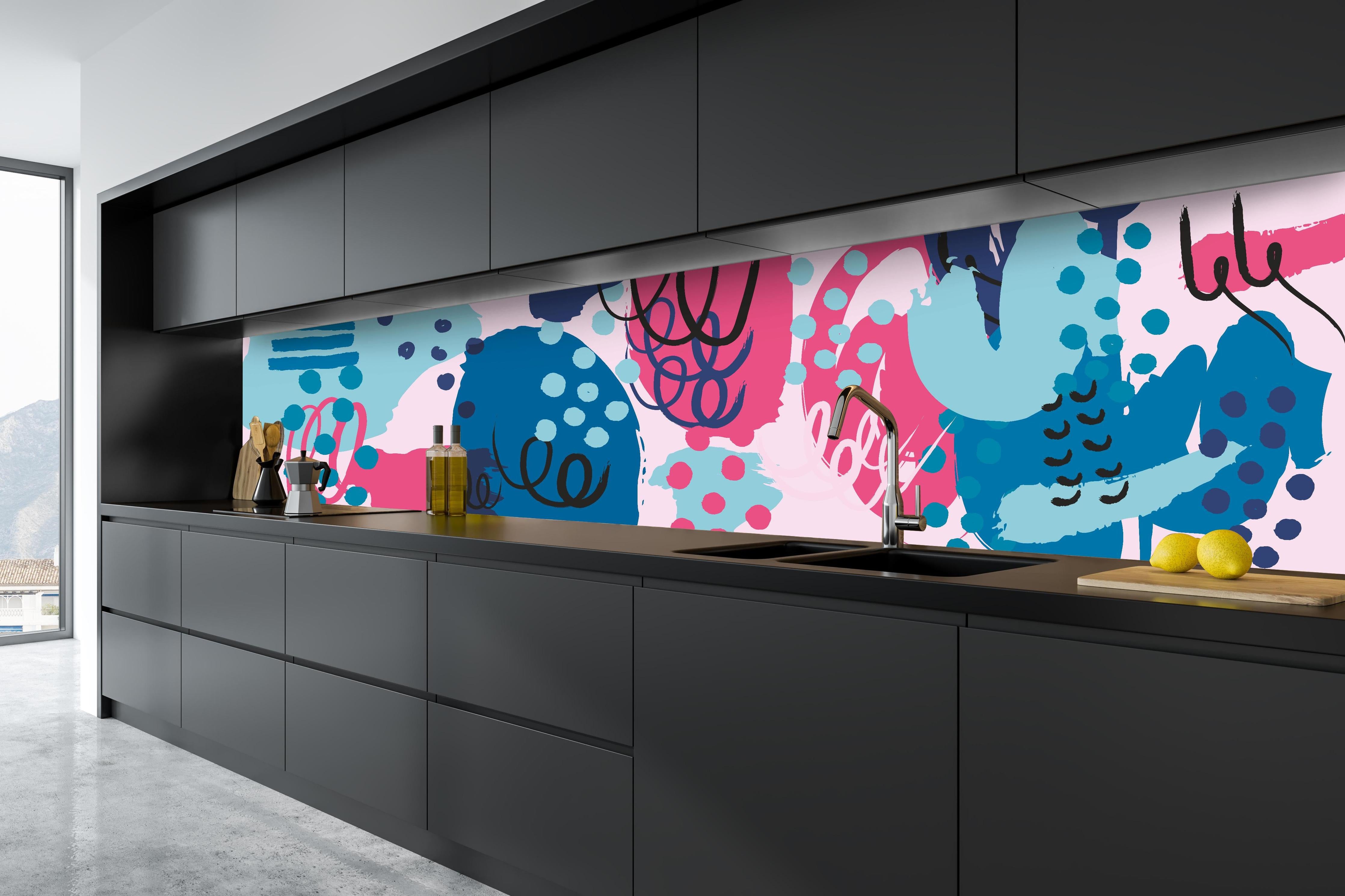 Küche - Farbenfrohe abstrakte Kunst Grafik Muster hinter weißen Hochglanz-Küchenregalen und schwarzem Wasserhahn
