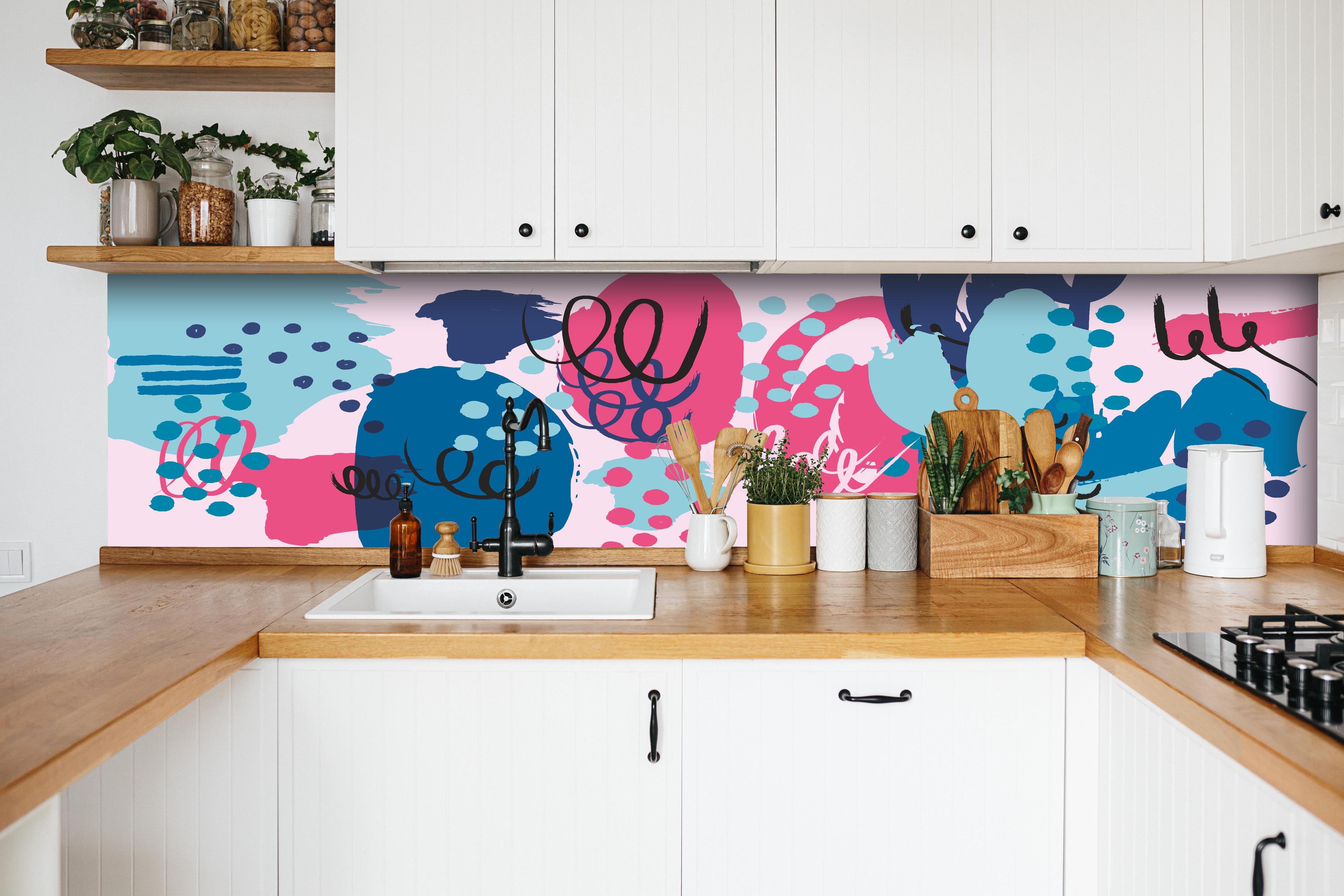 Küche - Farbenfrohe abstrakte Kunst Grafik Muster hinter weißen Hochglanz-Küchenregalen und schwarzem Wasserhahn
