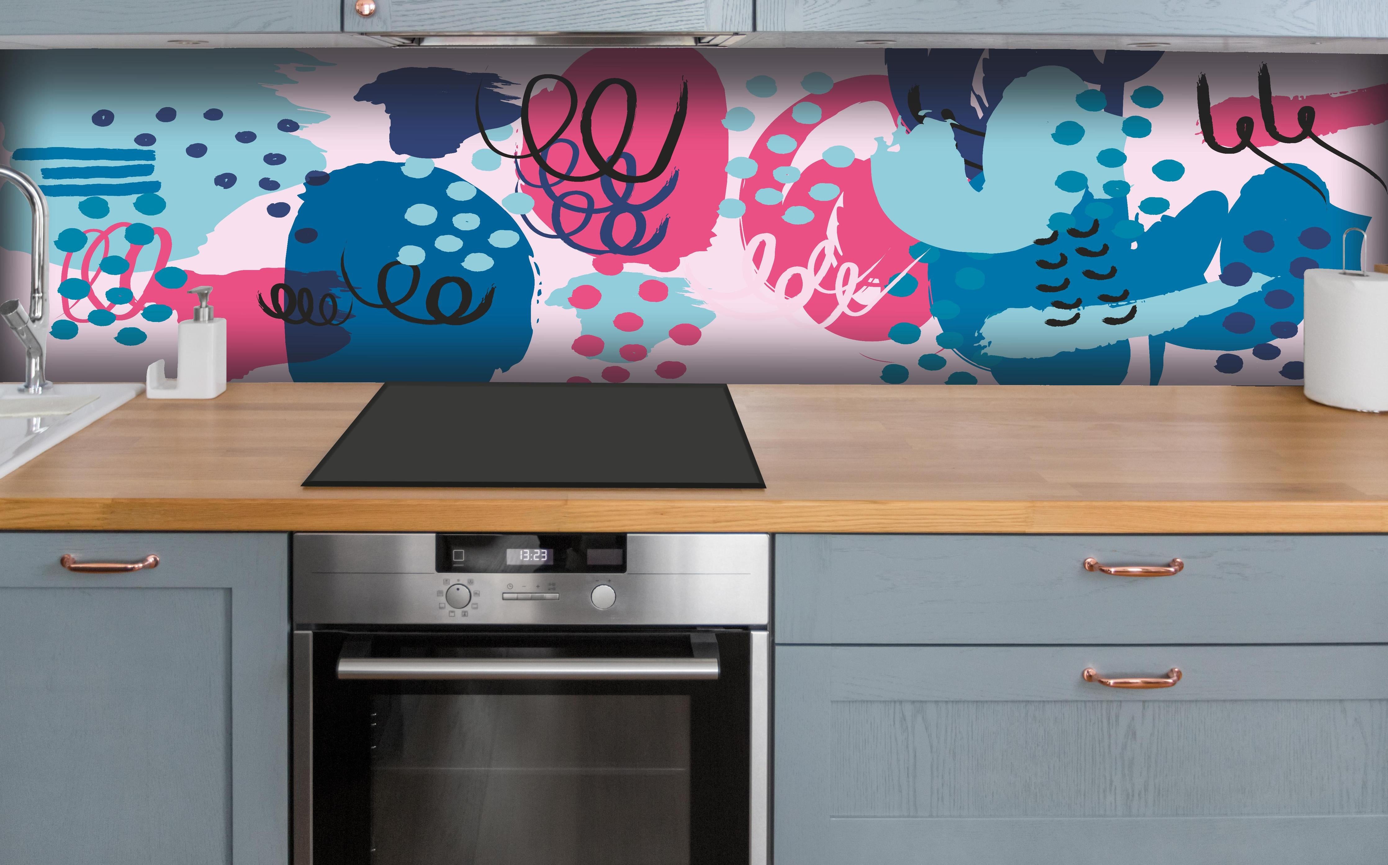 Küche - Farbenfrohe abstrakte Kunst Grafik Muster hinter weißen Hochglanz-Küchenregalen und schwarzem Wasserhahn