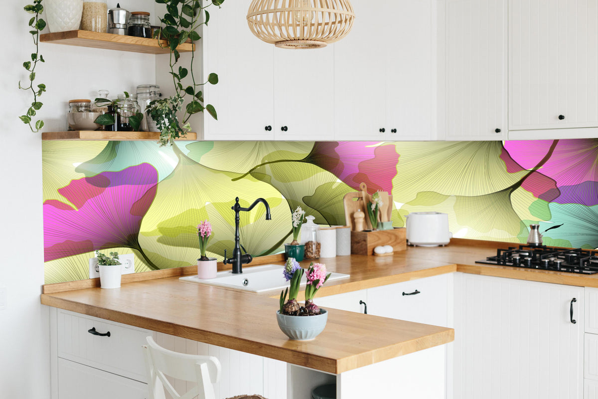 Küche - Farbenfroher Ginkgo Blätter Hintergrund hinter weißen Hochglanz-Küchenregalen und schwarzem Wasserhahn