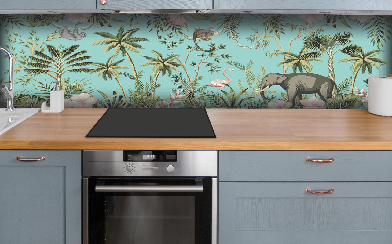 Küche - Farbenfrohes Dschungel-Muster auf Textil hinter weißen Hochglanz-Küchenregalen und schwarzem Wasserhahn
