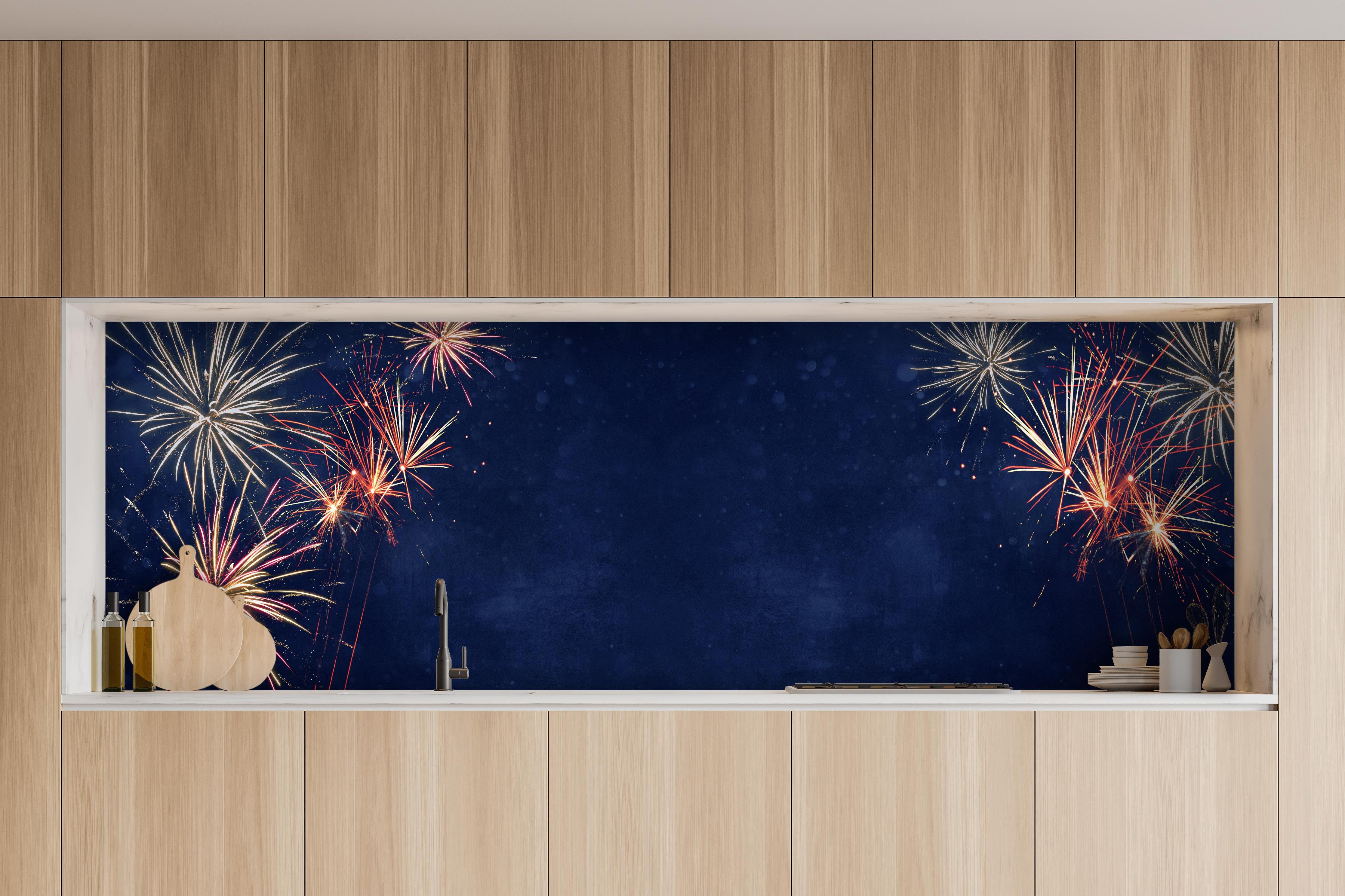 Küche - Farbenfrohes Feuerwerk zu Neujahr 2023 hinter weißen Hochglanz-Küchenregalen und schwarzem Wasserhahn