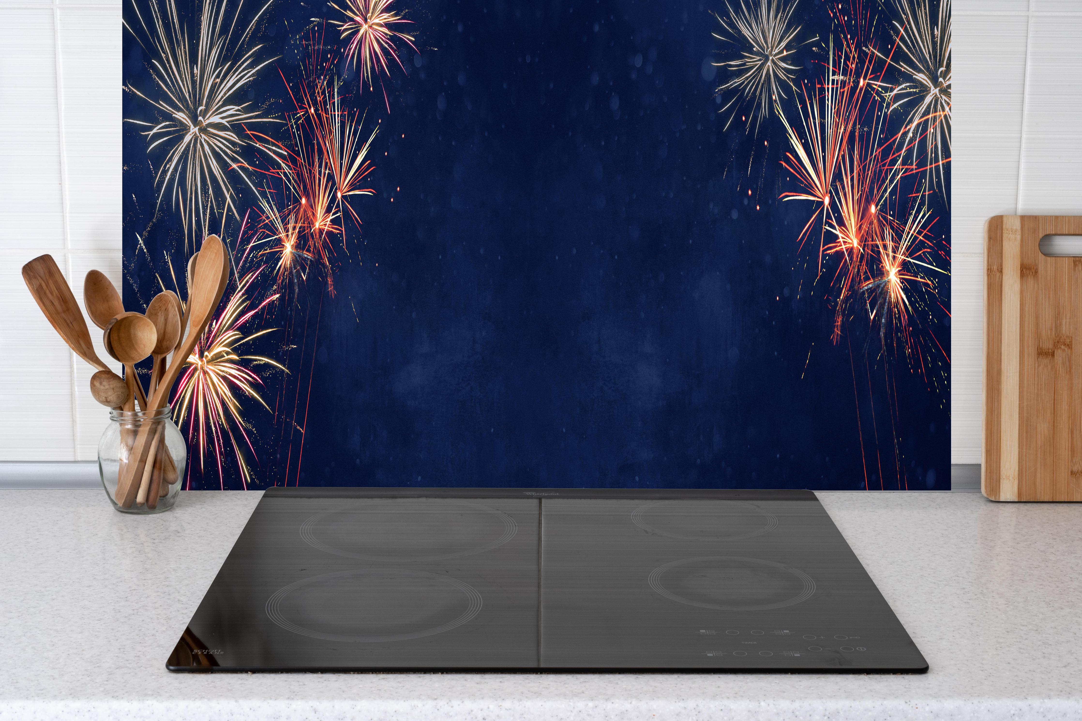 Küche - Farbenfrohes Feuerwerk zu Neujahr 2023 hinter weißen Hochglanz-Küchenregalen und schwarzem Wasserhahn