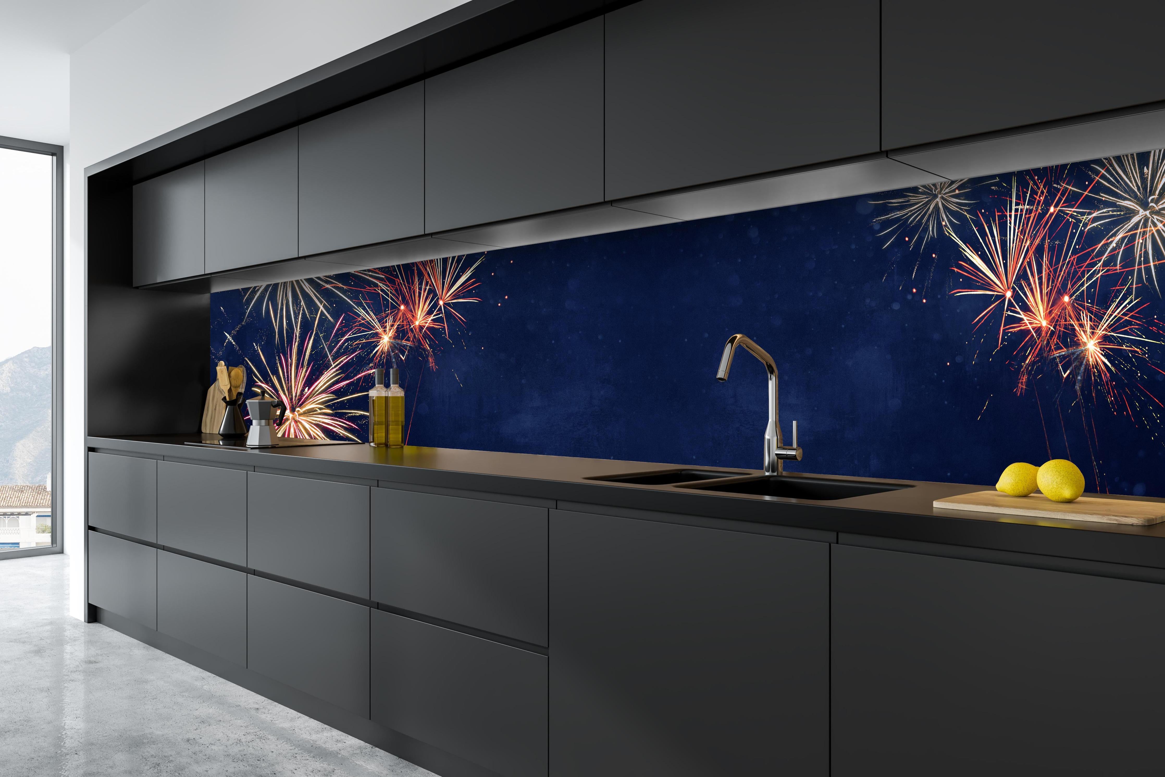 Küche - Farbenfrohes Feuerwerk zu Neujahr 2023 hinter weißen Hochglanz-Küchenregalen und schwarzem Wasserhahn