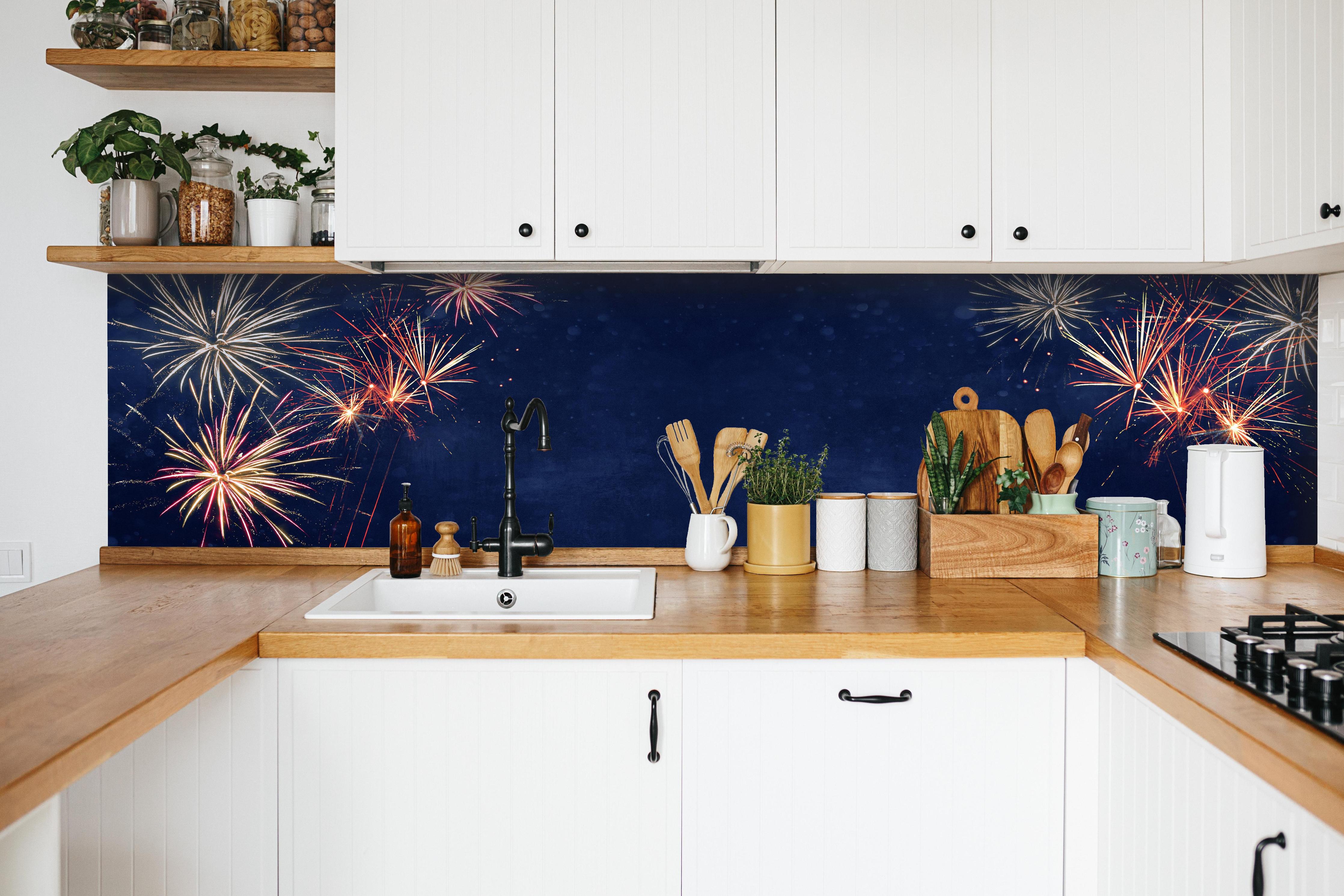 Küche - Farbenfrohes Feuerwerk zu Neujahr 2023 hinter weißen Hochglanz-Küchenregalen und schwarzem Wasserhahn