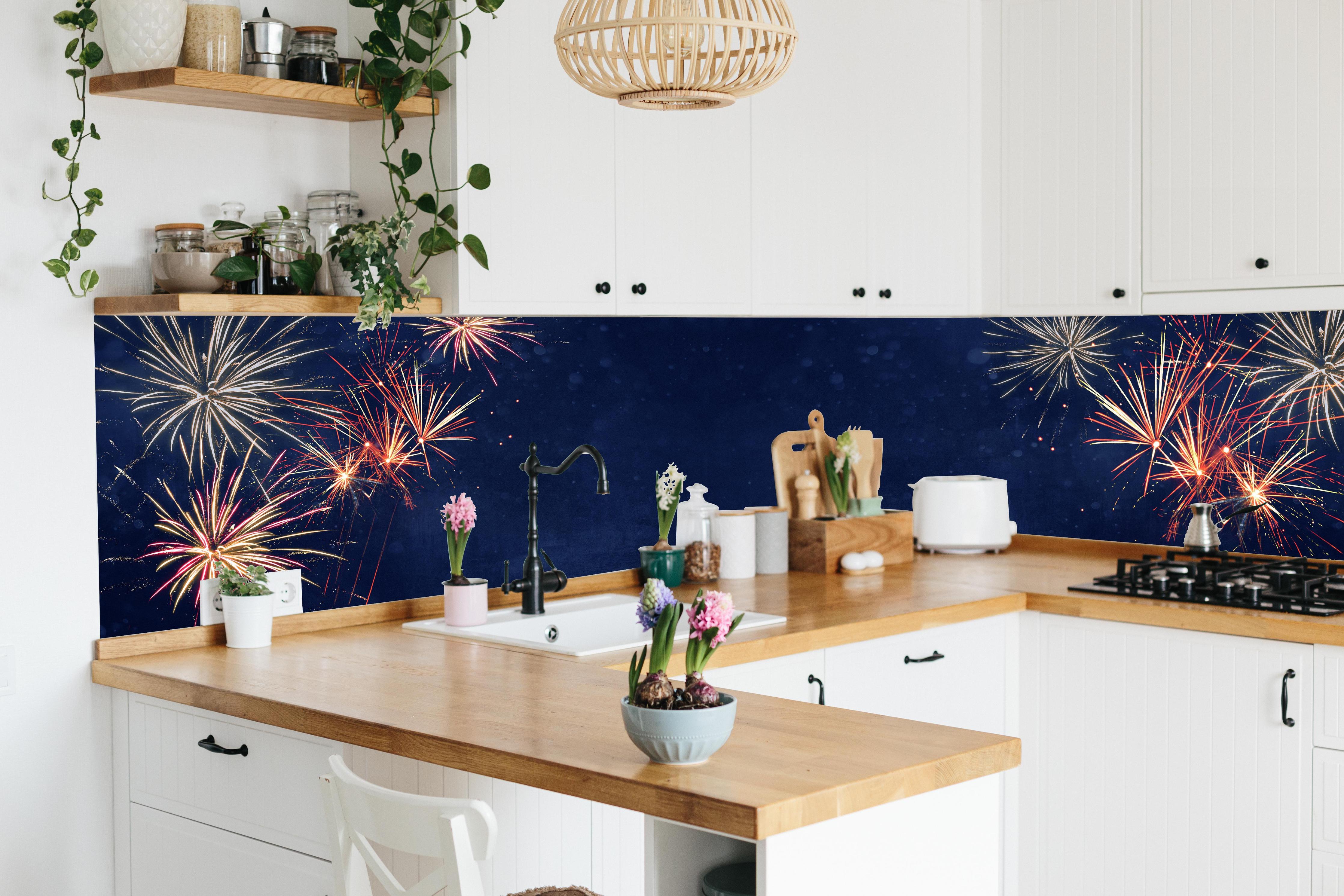 Küche - Farbenfrohes Feuerwerk zu Neujahr 2023 hinter weißen Hochglanz-Küchenregalen und schwarzem Wasserhahn