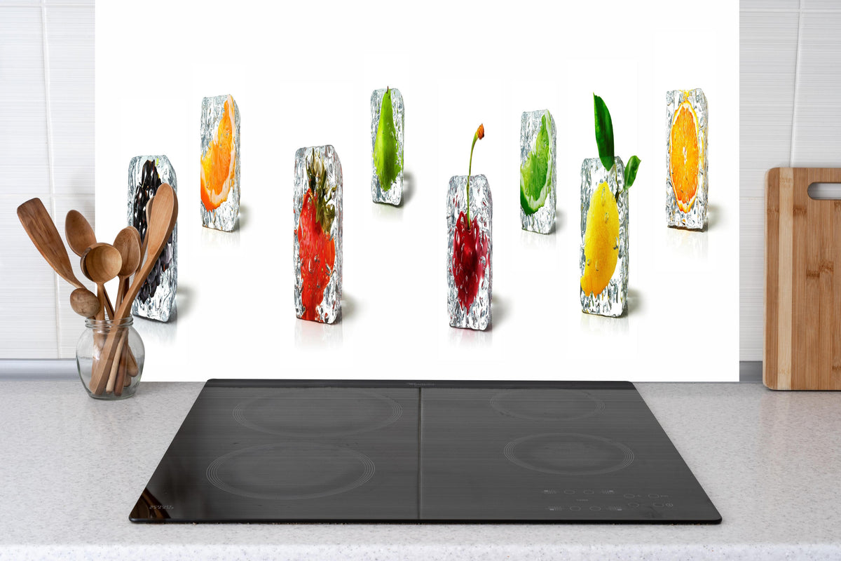 Küche - Farbenfrohes Obst-Eiswürfel Dekor hinter weißen Hochglanz-Küchenregalen und schwarzem Wasserhahn