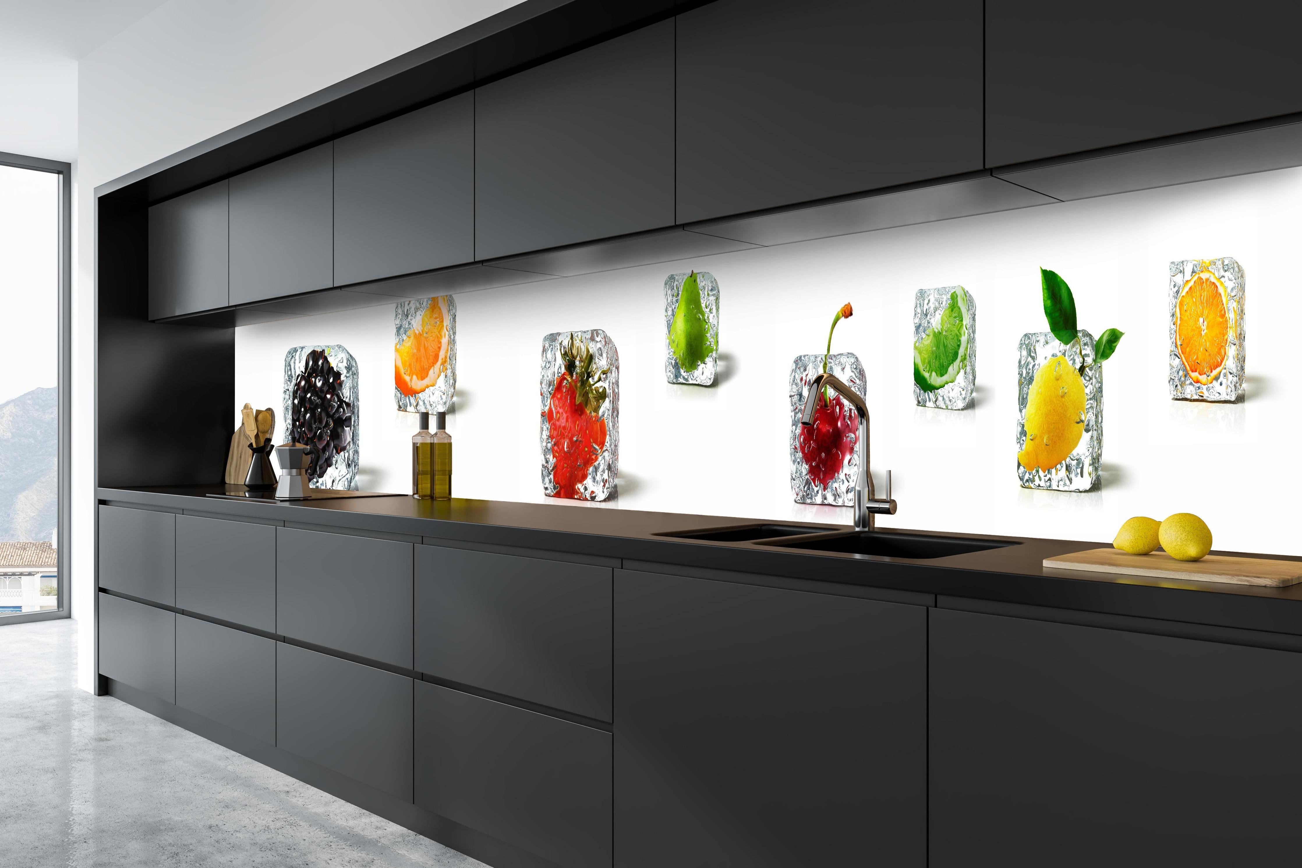 Küche - Farbenfrohes Obst-Eiswürfel Dekor hinter weißen Hochglanz-Küchenregalen und schwarzem Wasserhahn