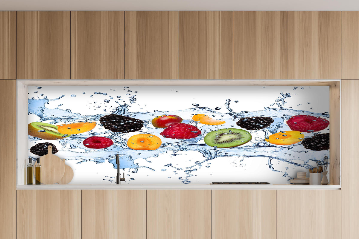 Küche - Farbenfrohes Obst Splash hinter weißen Hochglanz-Küchenregalen und schwarzem Wasserhahn