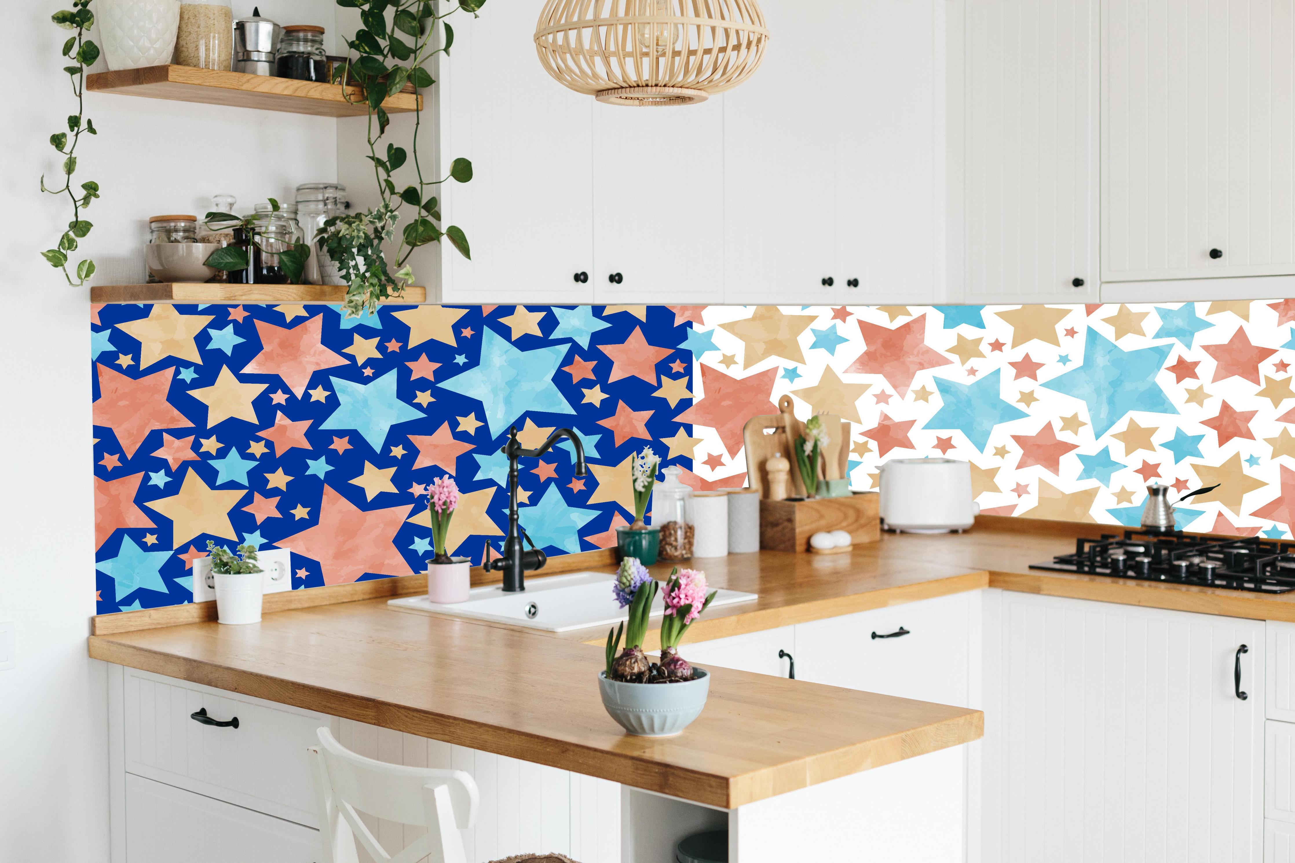 Küche - Farbenfrohes Sternenmuster Design hinter weißen Hochglanz-Küchenregalen und schwarzem Wasserhahn