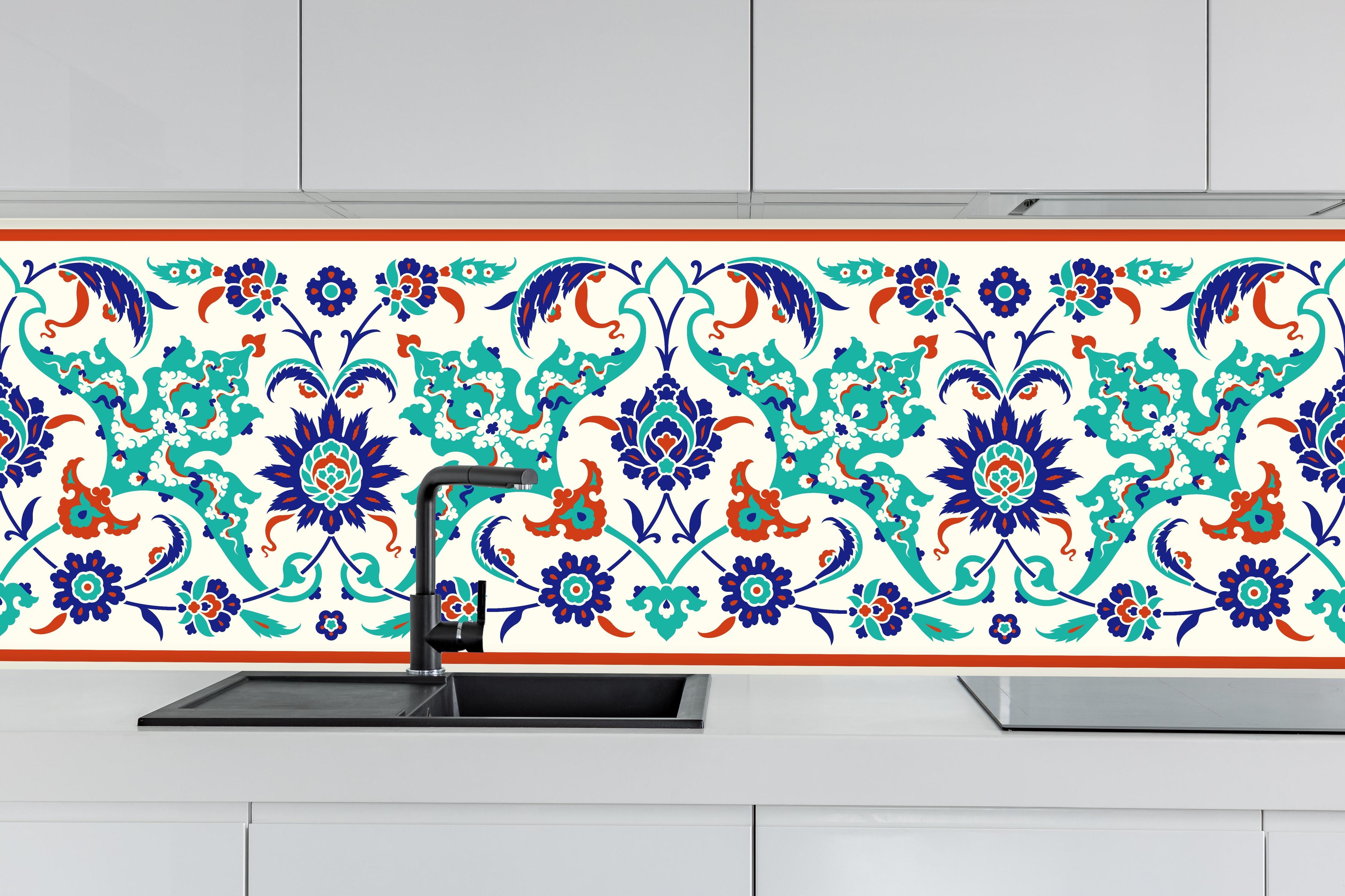 Küche - Farbenfrohes ornamentales Fliesen-Design hinter weißen Hochglanz-Küchenregalen und schwarzem Wasserhahn