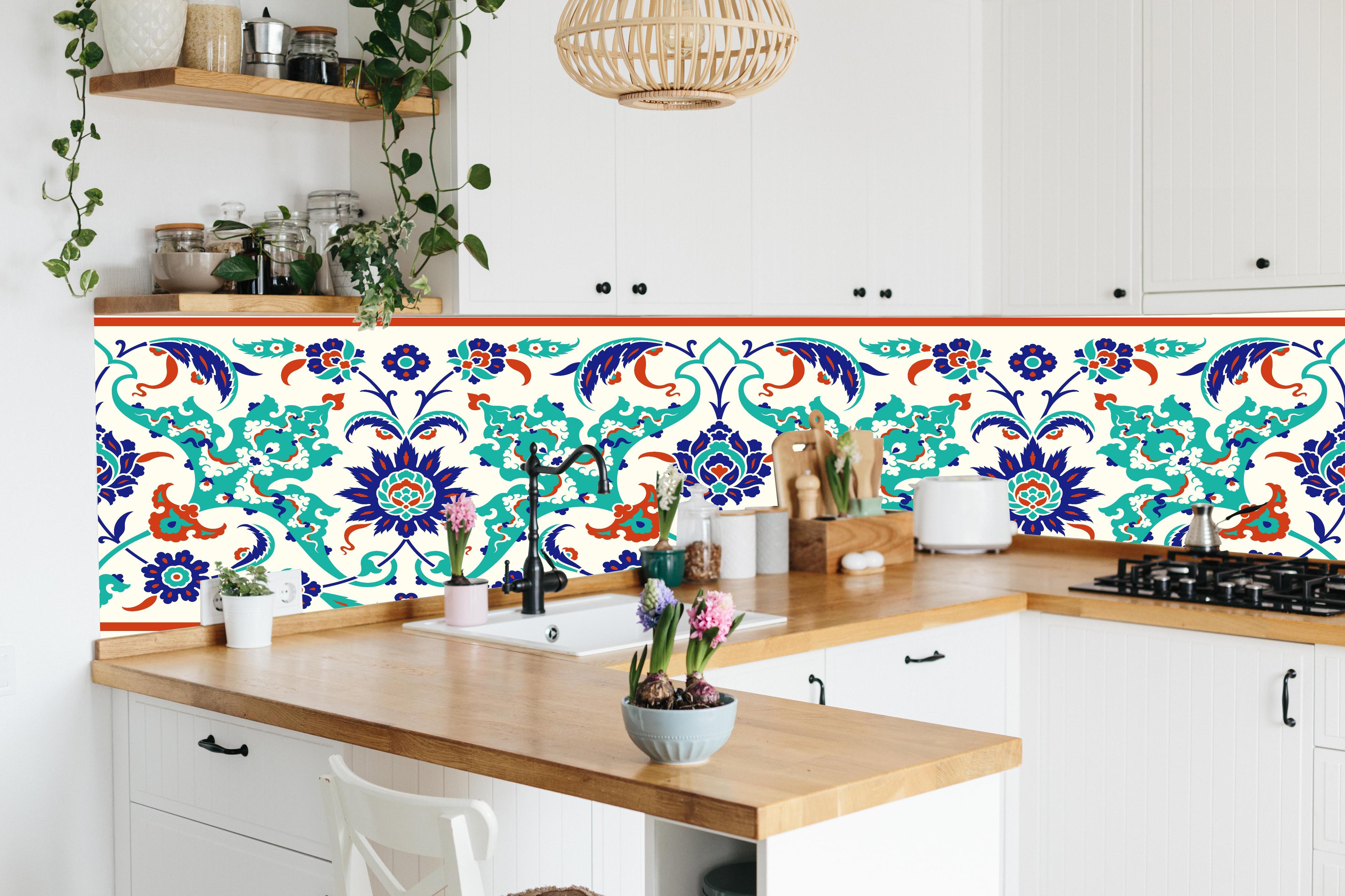 Küche - Farbenfrohes ornamentales Fliesen-Design hinter weißen Hochglanz-Küchenregalen und schwarzem Wasserhahn