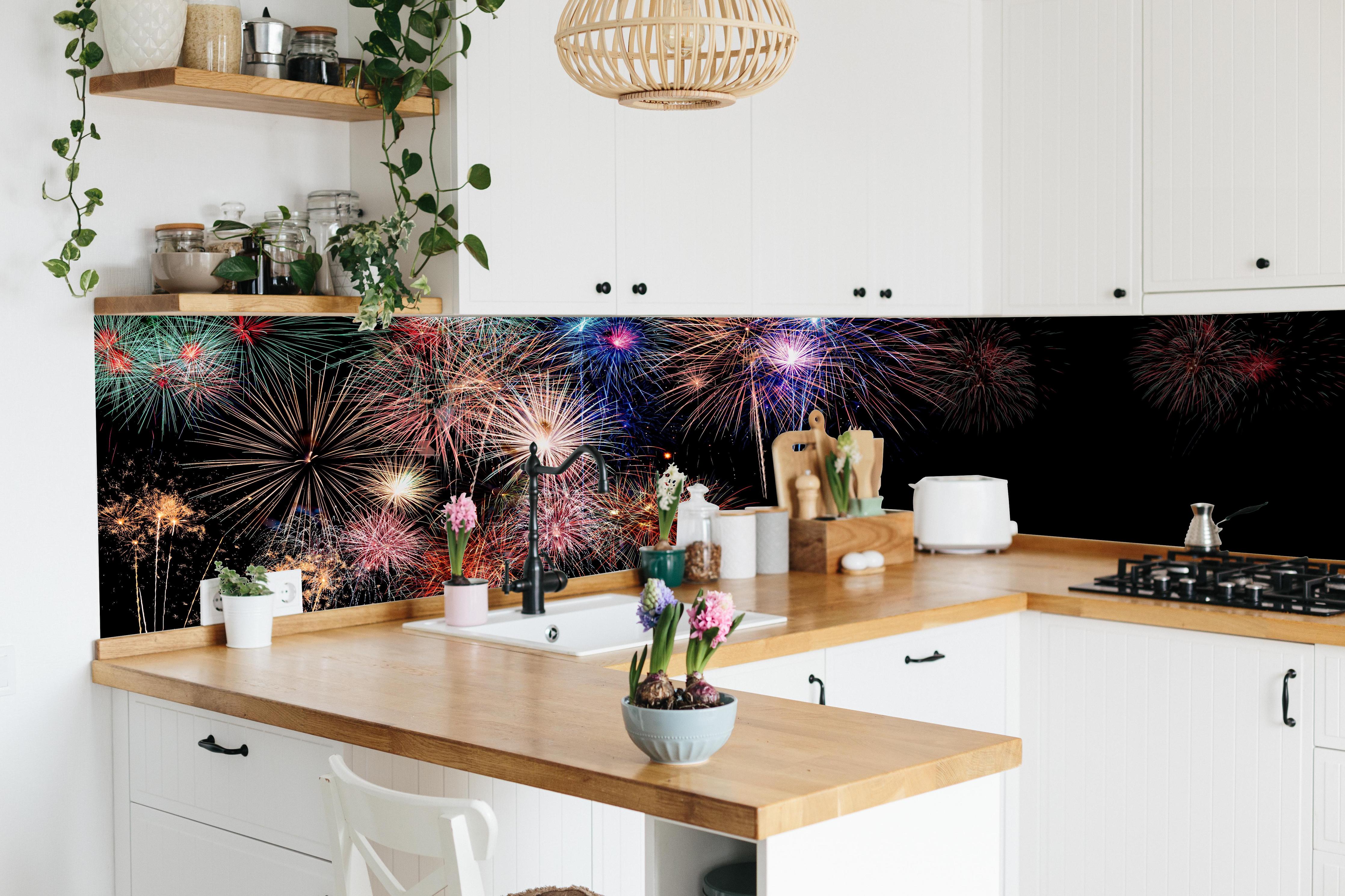 Küche - Farbenpracht Feuerwerk Happy New Year 2023 hinter weißen Hochglanz-Küchenregalen und schwarzem Wasserhahn