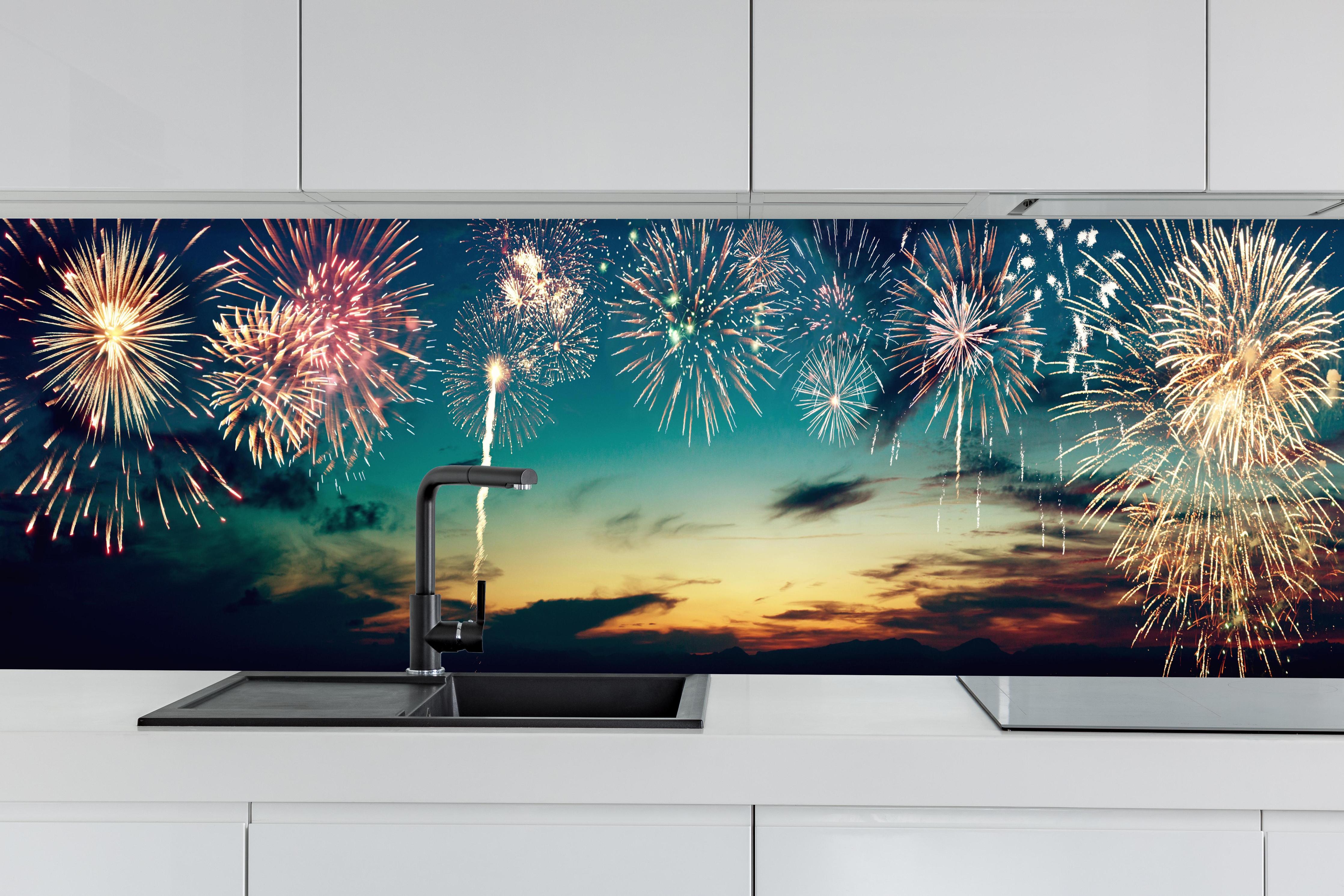 Küche - Farbenpracht Feuerwerk bei Sonnenuntergang hinter weißen Hochglanz-Küchenregalen und schwarzem Wasserhahn
