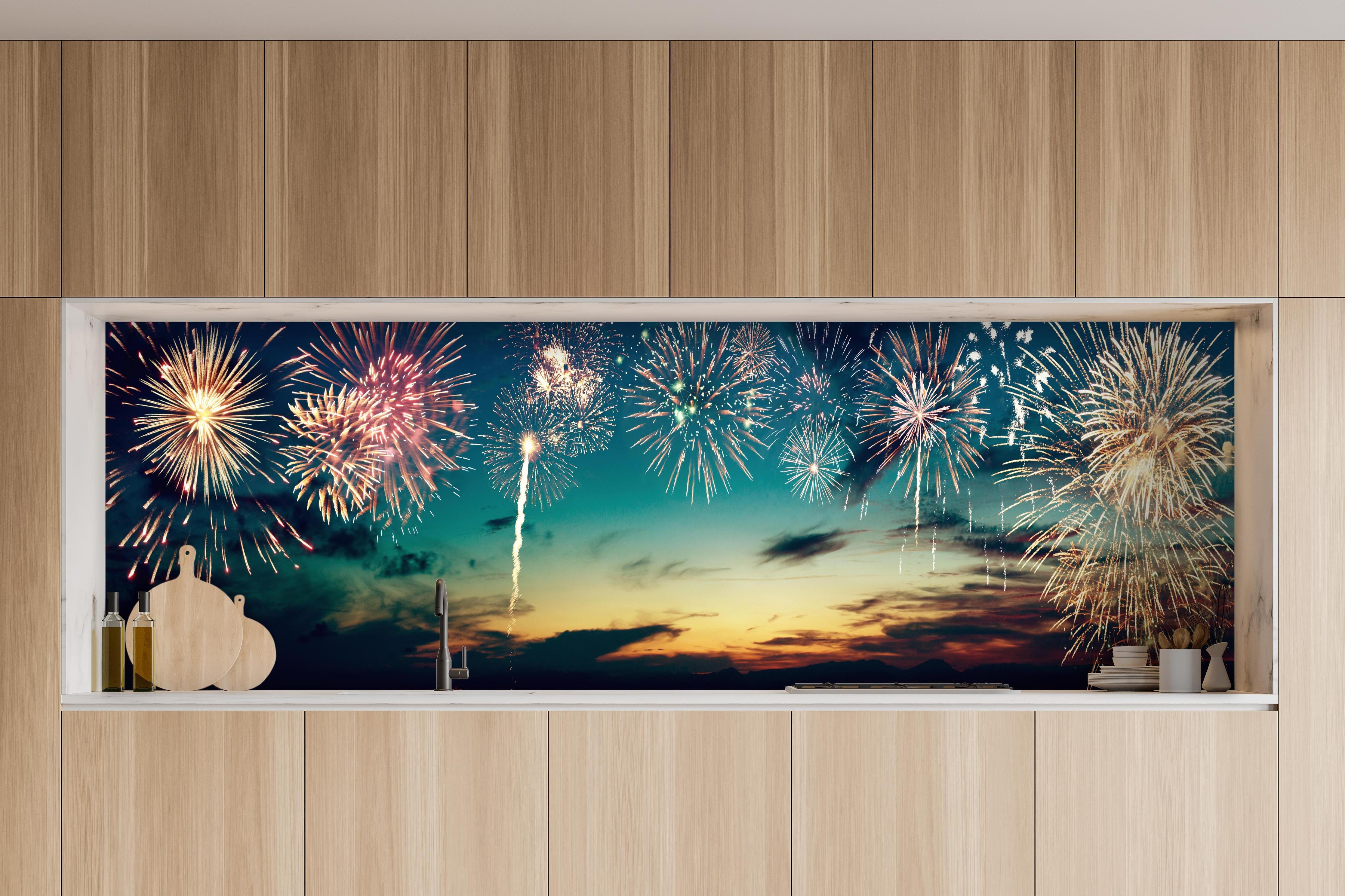 Küche - Farbenpracht Feuerwerk bei Sonnenuntergang hinter weißen Hochglanz-Küchenregalen und schwarzem Wasserhahn