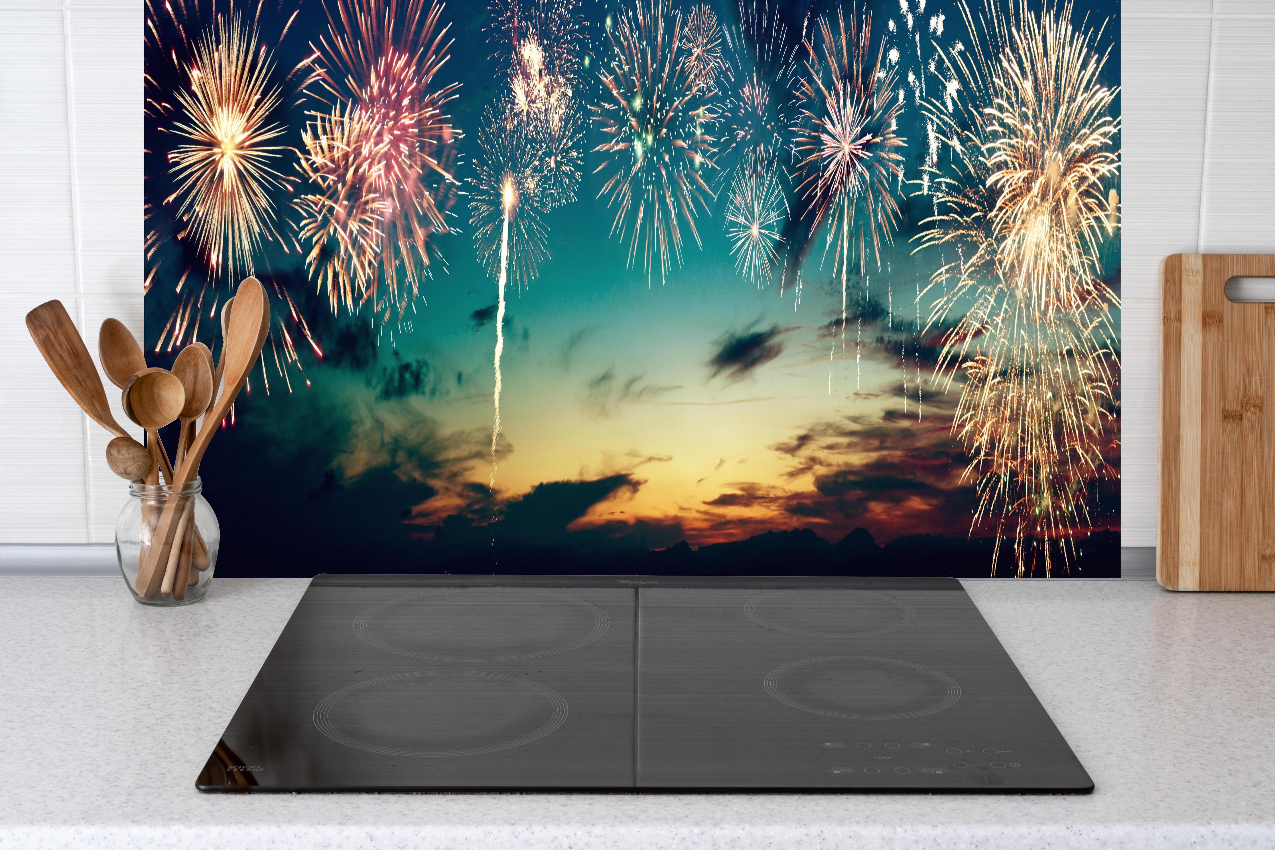 Küche - Farbenpracht Feuerwerk bei Sonnenuntergang hinter weißen Hochglanz-Küchenregalen und schwarzem Wasserhahn