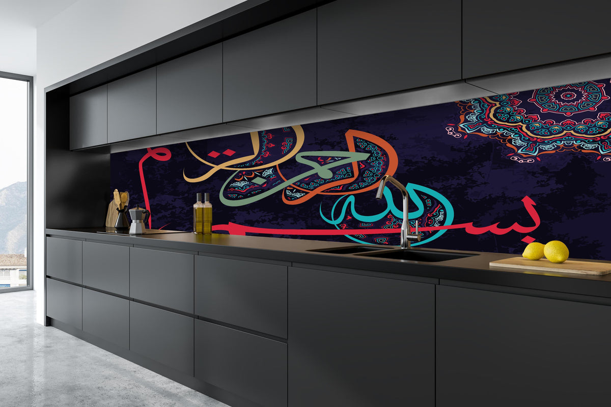 Küche - Farbenprächtige Arabische Kalligraphie Illustration hinter weißen Hochglanz-Küchenregalen und schwarzem Wasserhahn