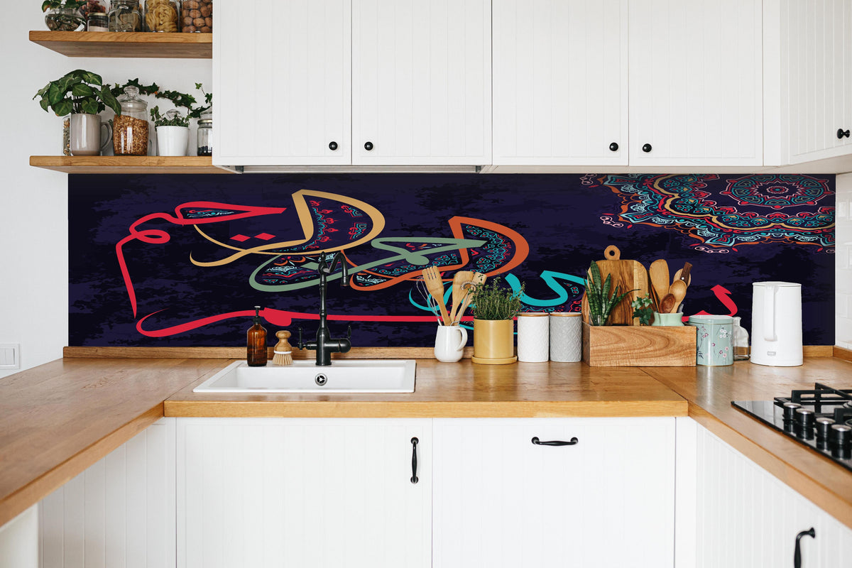 Küche - Farbenprächtige Arabische Kalligraphie Illustration hinter weißen Hochglanz-Küchenregalen und schwarzem Wasserhahn