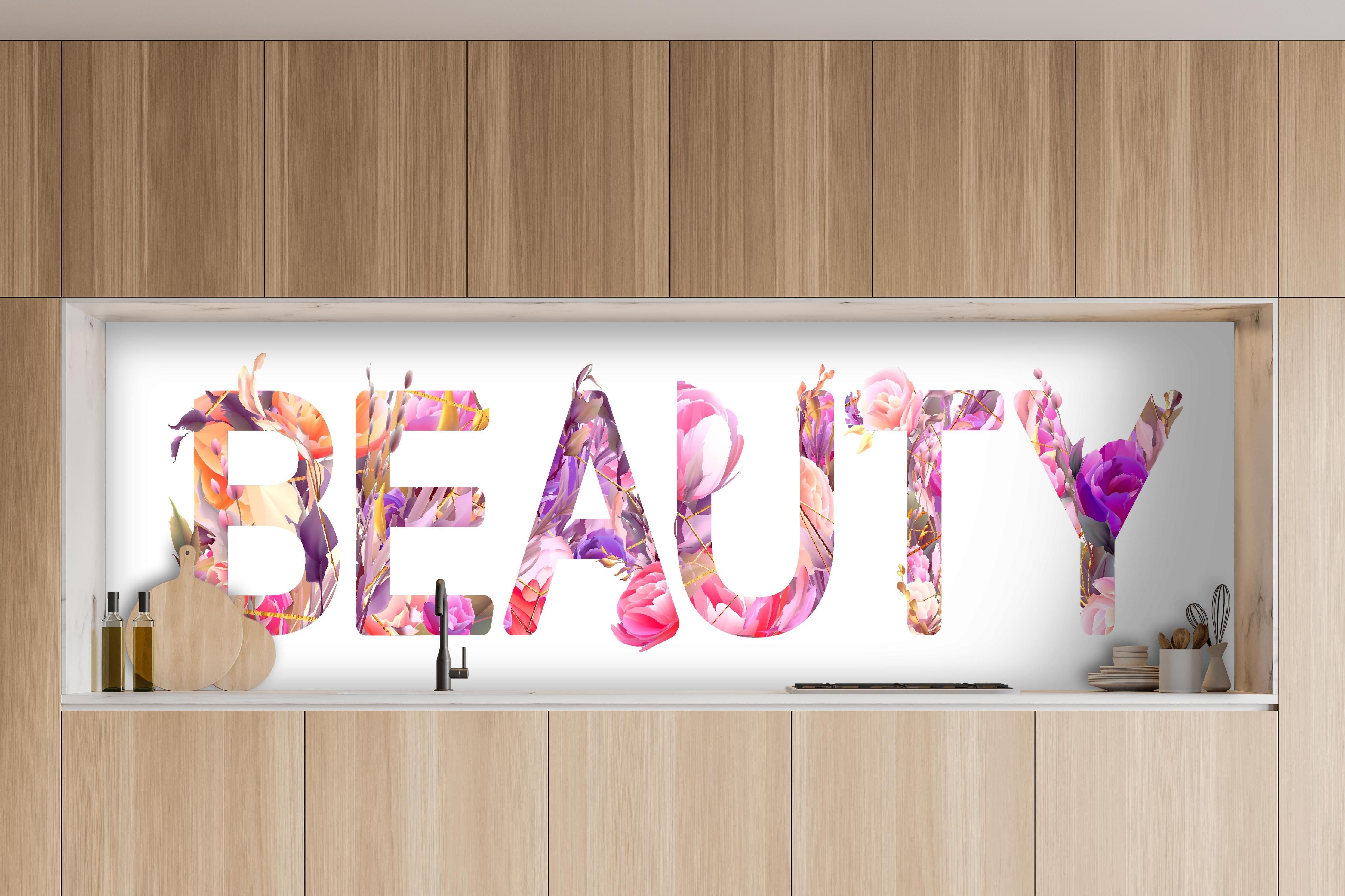 Küche - Farbenprächtiges Beauty mit Blumenmuster hinter weißen Hochglanz-Küchenregalen und schwarzem Wasserhahn