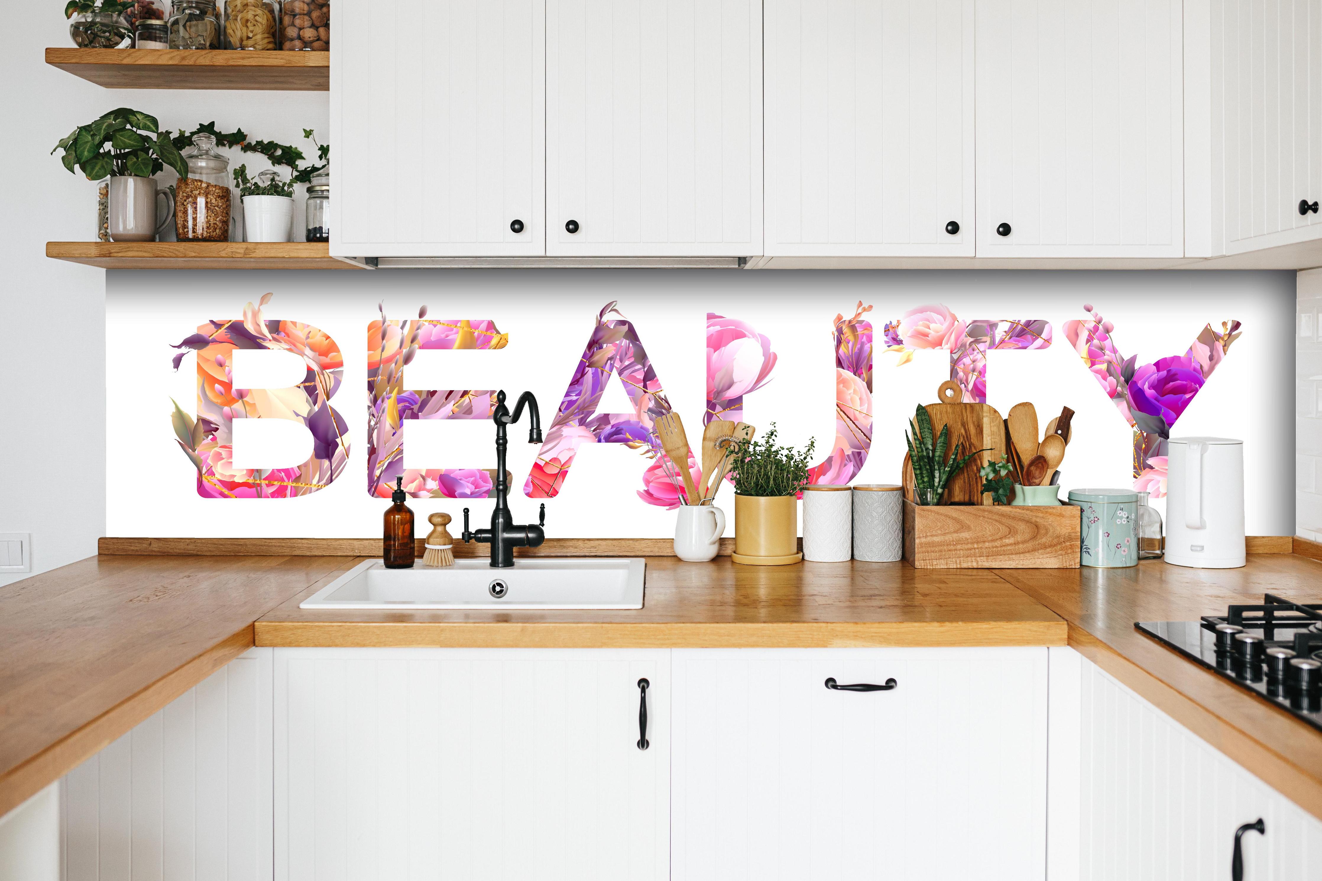 Küche - Farbenprächtiges Beauty mit Blumenmuster hinter weißen Hochglanz-Küchenregalen und schwarzem Wasserhahn