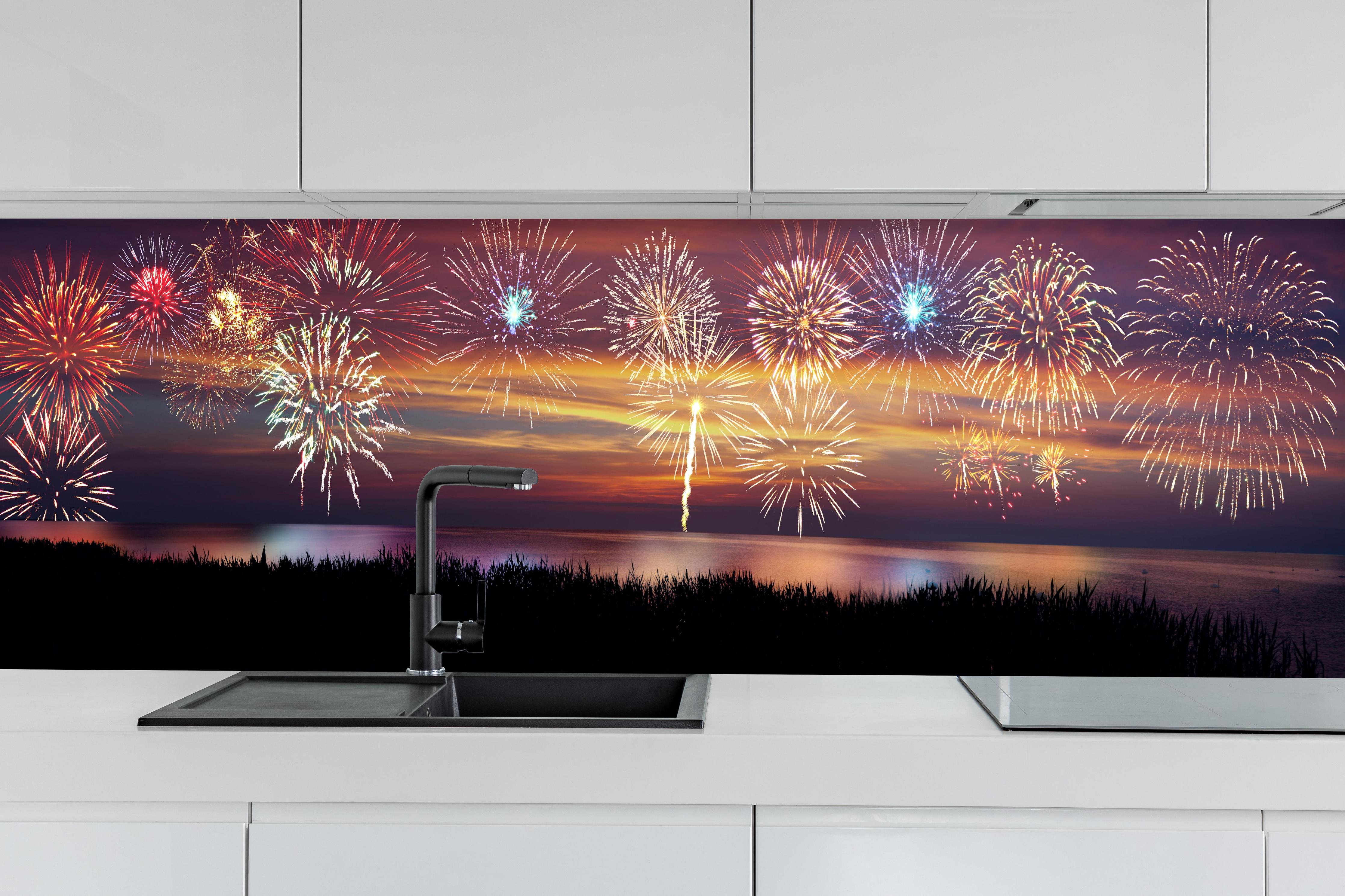 Küche - Farbenprächtiges Feuerwerk am Nachthimmel hinter weißen Hochglanz-Küchenregalen und schwarzem Wasserhahn