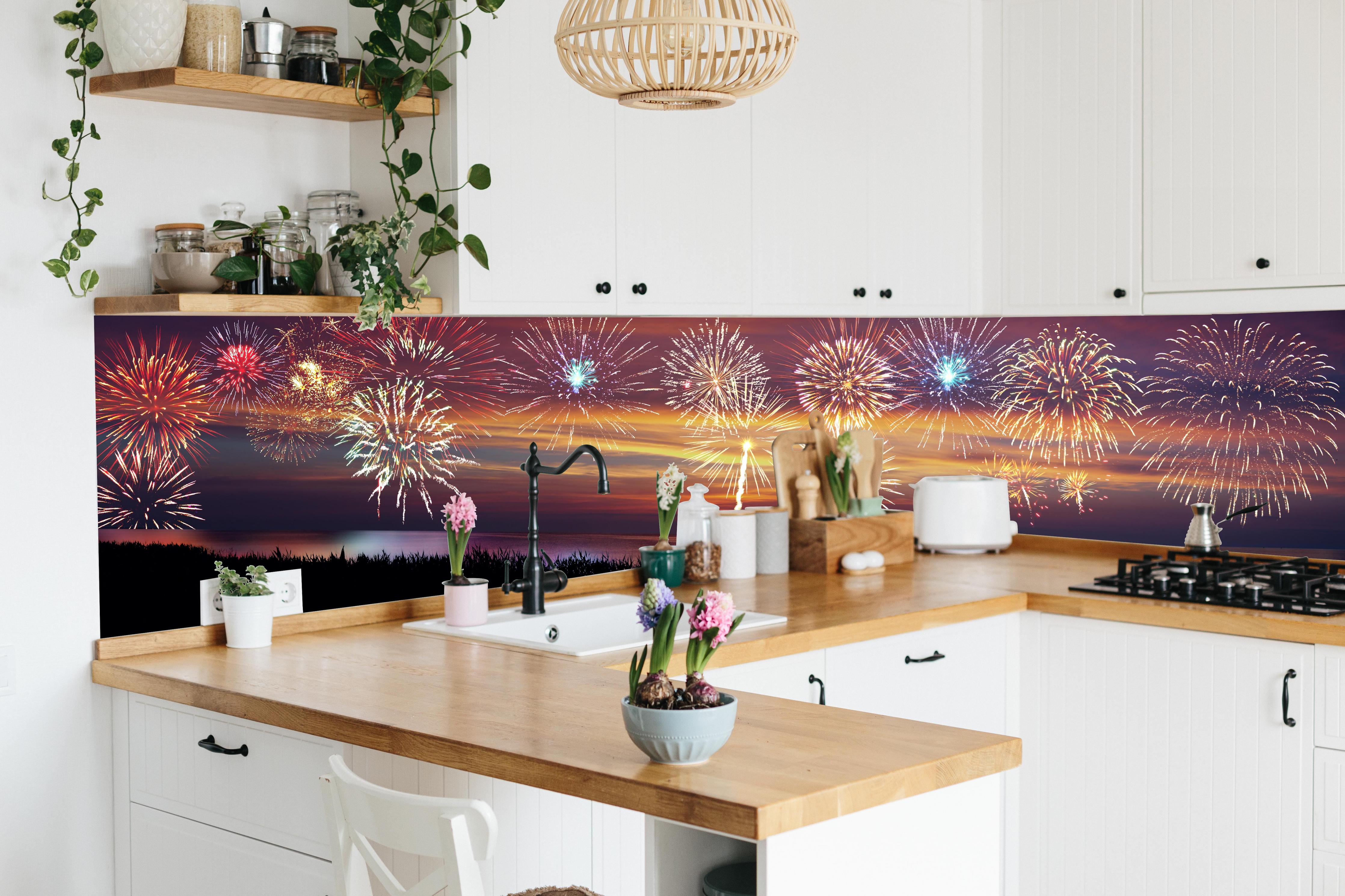 Küche - Farbenprächtiges Feuerwerk am Nachthimmel hinter weißen Hochglanz-Küchenregalen und schwarzem Wasserhahn