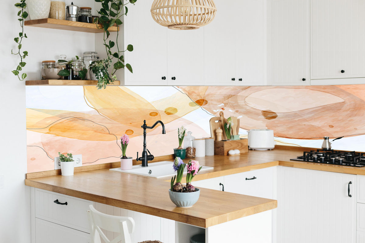 Küche - Farbige Aquarell Struktur Kunstbild hinter weißen Hochglanz-Küchenregalen und schwarzem Wasserhahn