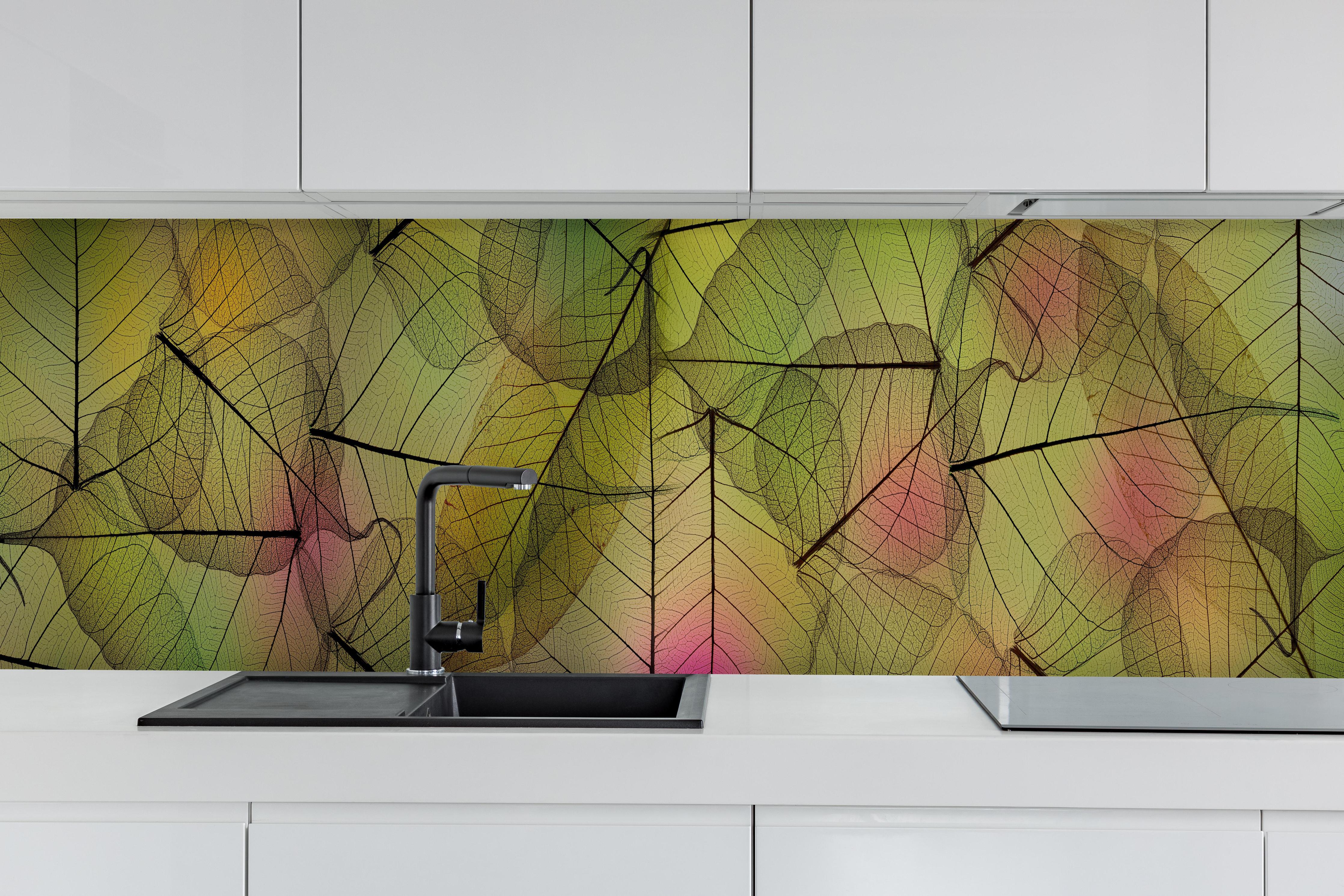 Küche - Farbige Blattstruktur Makroaufnahme Detail hinter weißen Hochglanz-Küchenregalen und schwarzem Wasserhahn