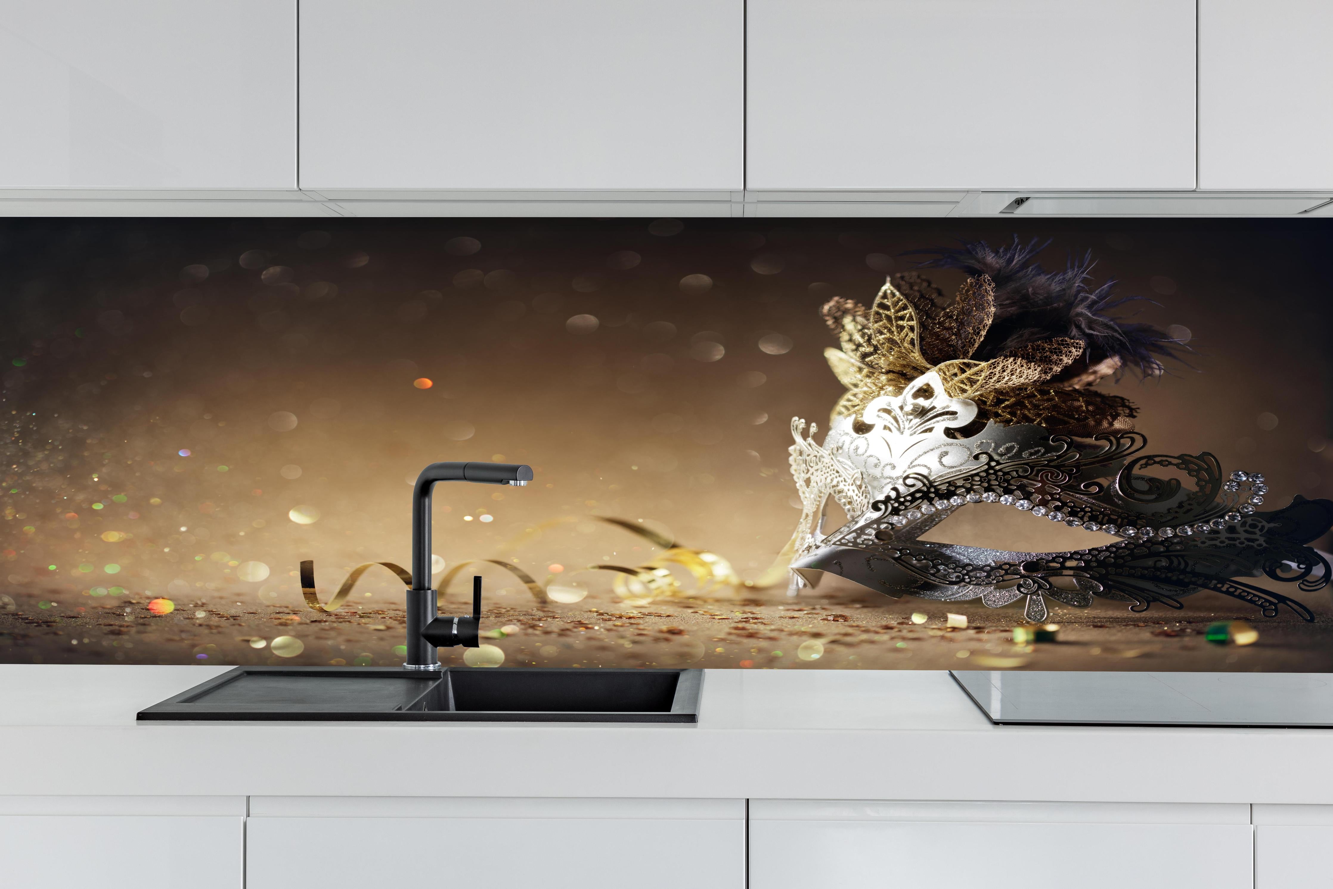 Küche - Faschingsmaske mit Glitter hinter weißen Hochglanz-Küchenregalen und schwarzem Wasserhahn