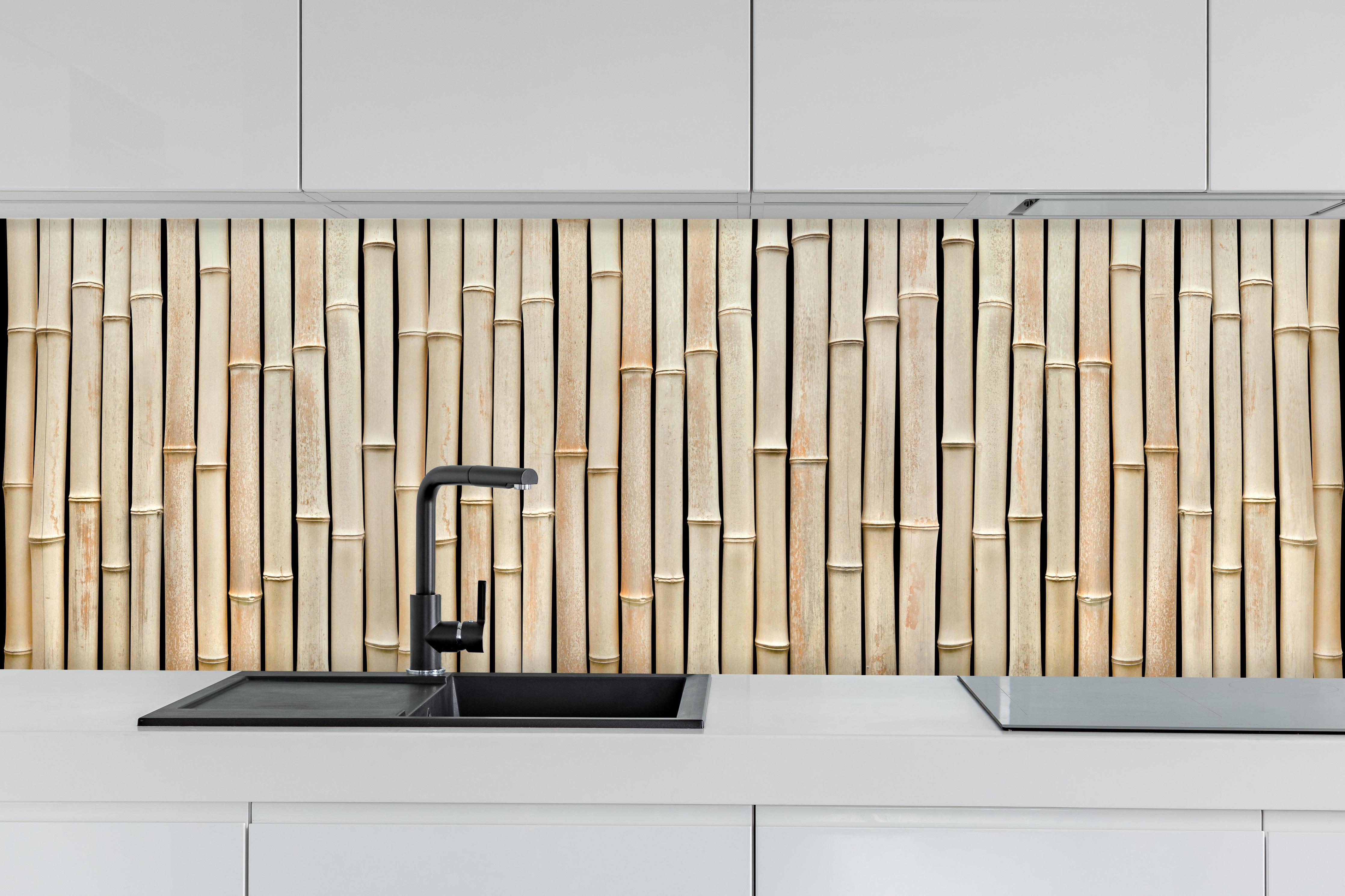 Küche - Fassade aus schönem Bambus hinter weißen Hochglanz-Küchenregalen und schwarzem Wasserhahn