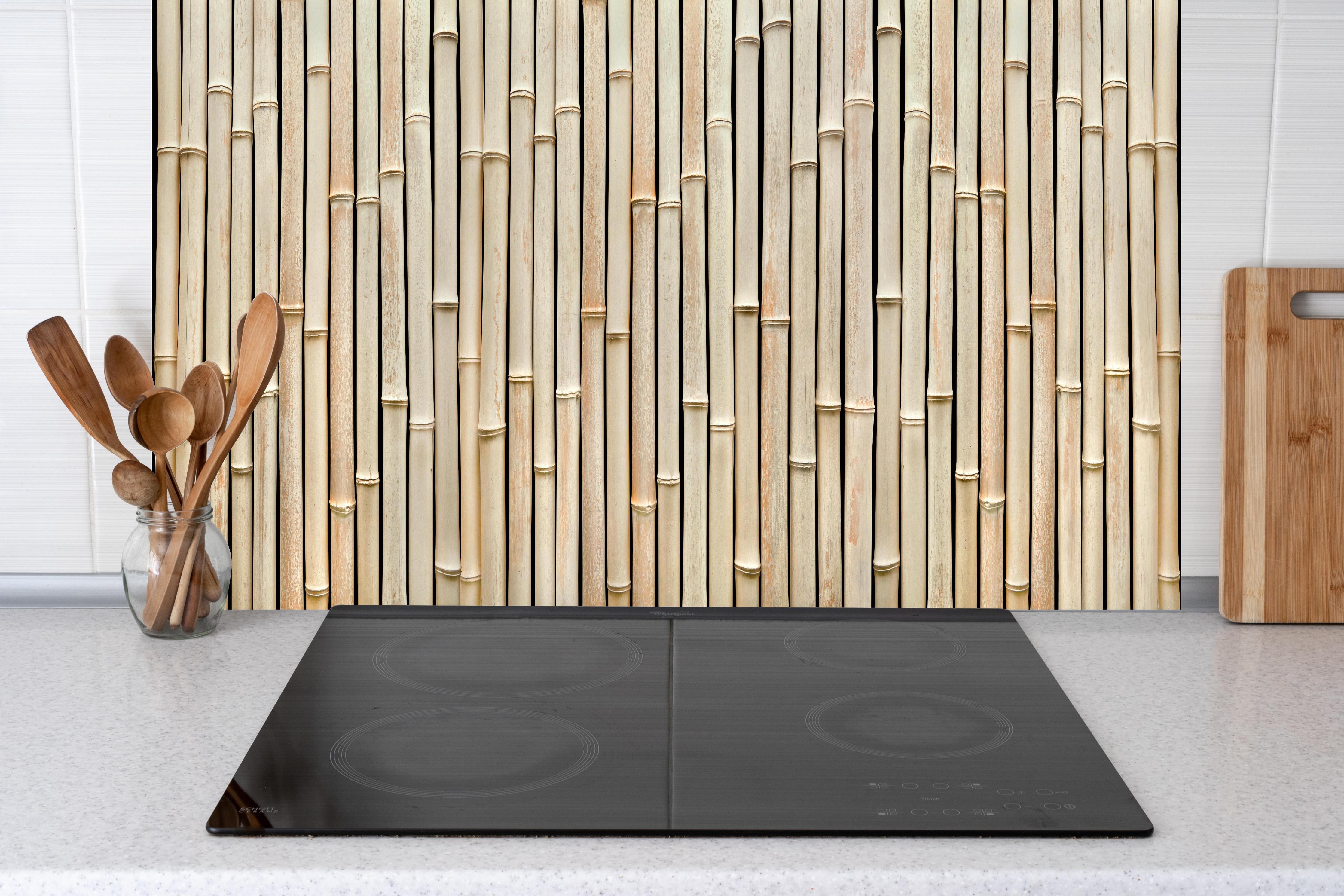 Küche - Fassade aus schönem Bambus hinter weißen Hochglanz-Küchenregalen und schwarzem Wasserhahn