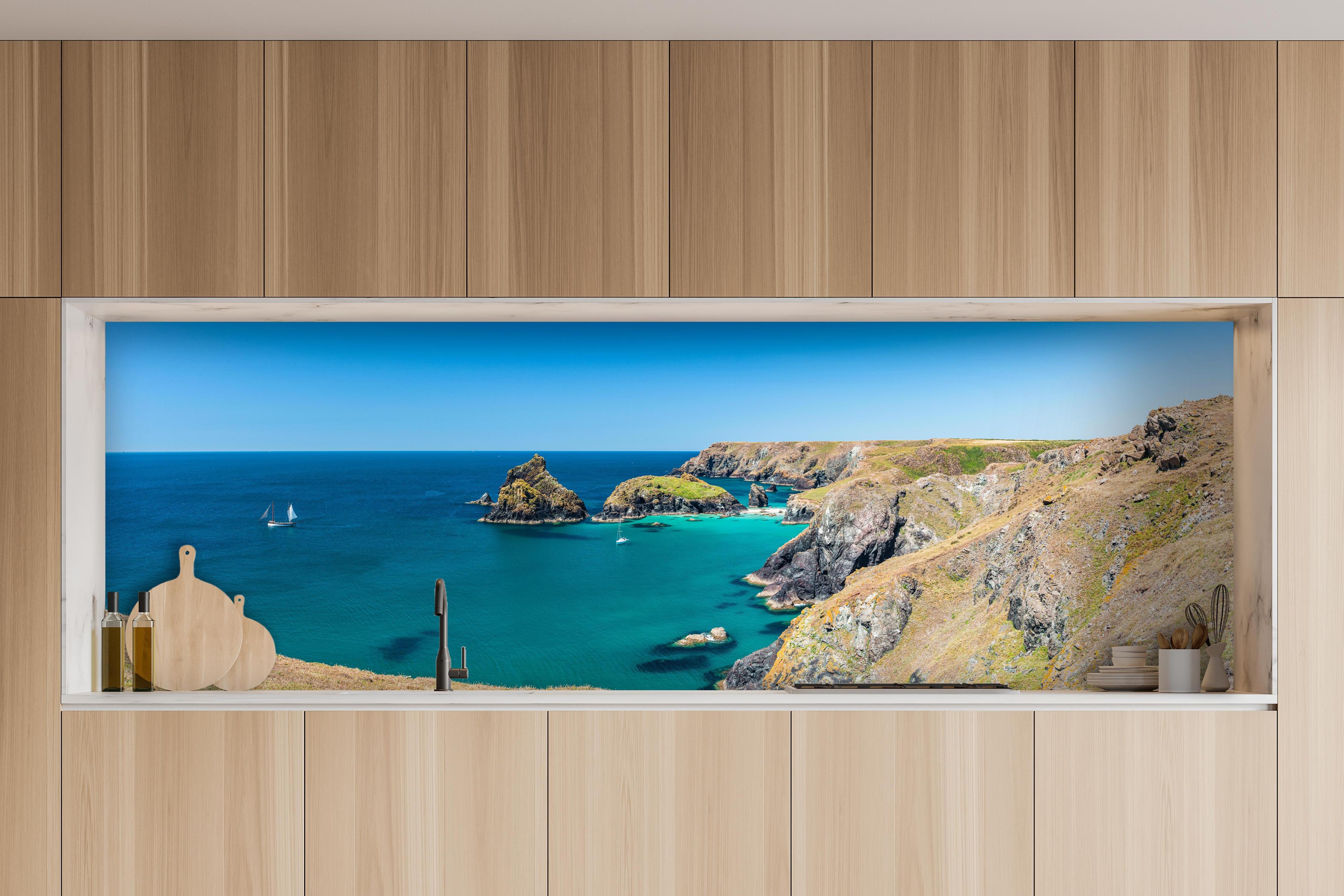 Küche - Faszinierende Aussicht auf eine Küstenlandschaft mit klarem, türkisem Wasser hinter weißen Hochglanz-Küchenregalen und schwarzem Wasserhahn