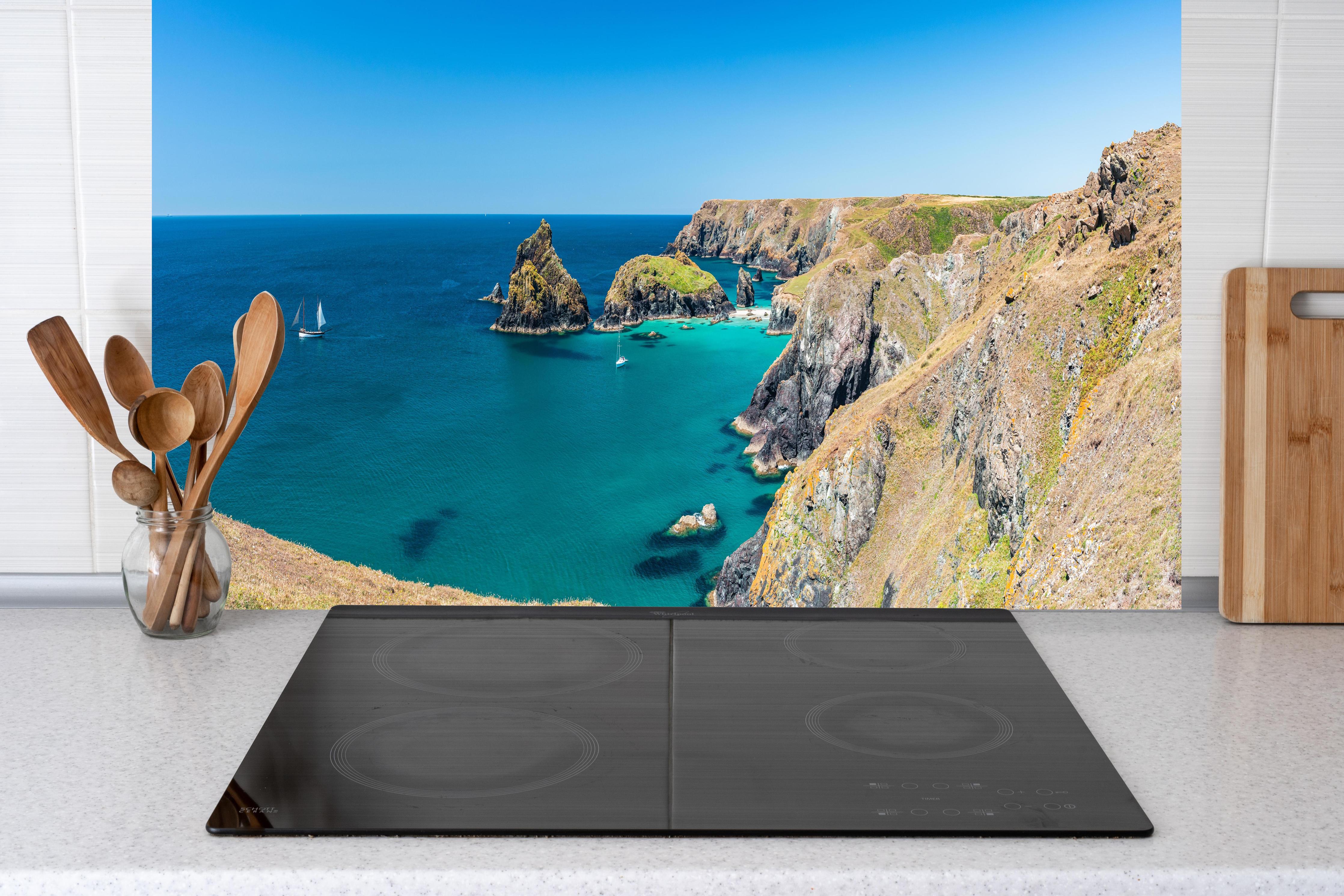 Küche - Faszinierende Aussicht auf eine Küstenlandschaft mit klarem, türkisem Wasser hinter weißen Hochglanz-Küchenregalen und schwarzem Wasserhahn