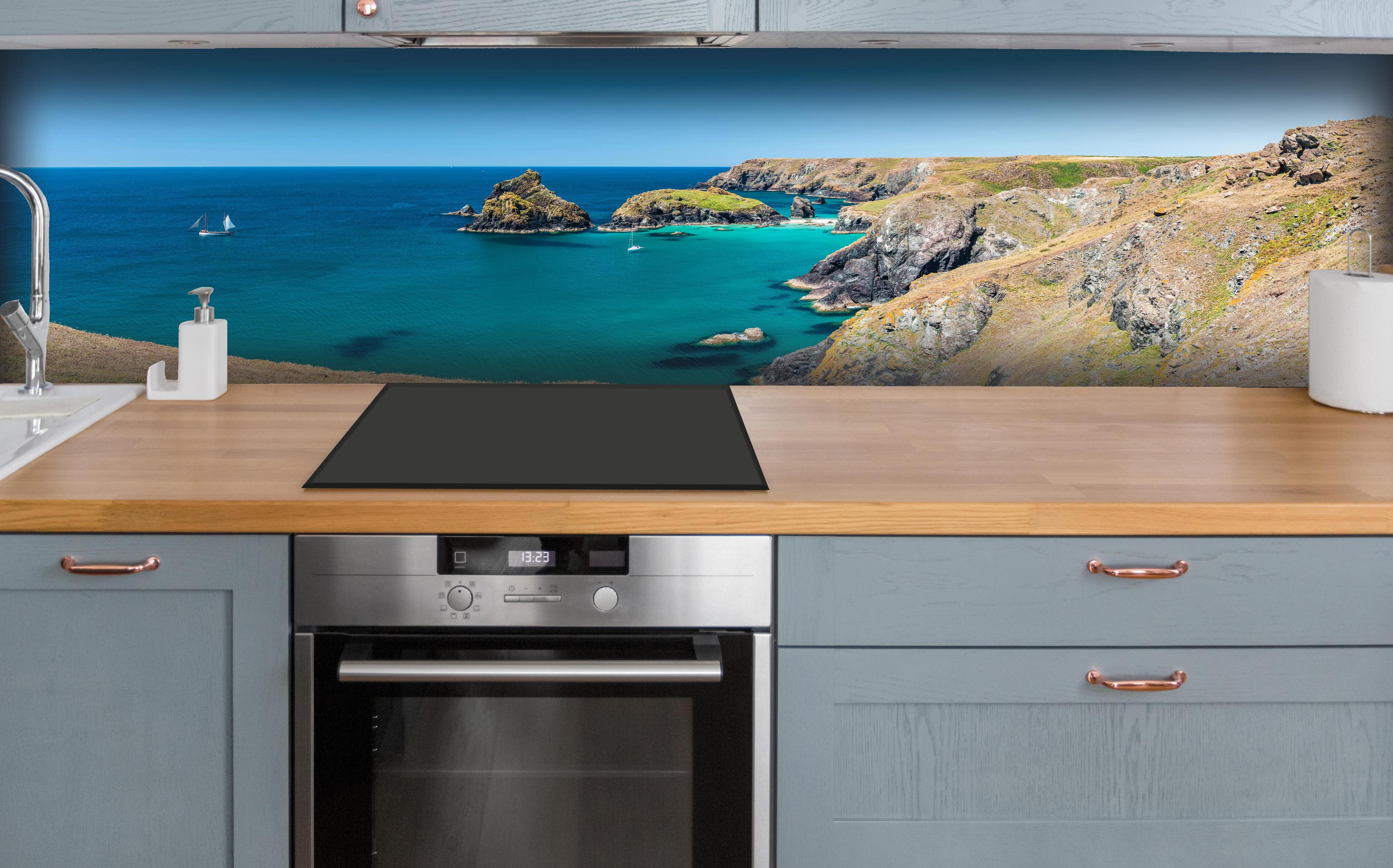 Küche - Faszinierende Aussicht auf eine Küstenlandschaft mit klarem, türkisem Wasser hinter weißen Hochglanz-Küchenregalen und schwarzem Wasserhahn