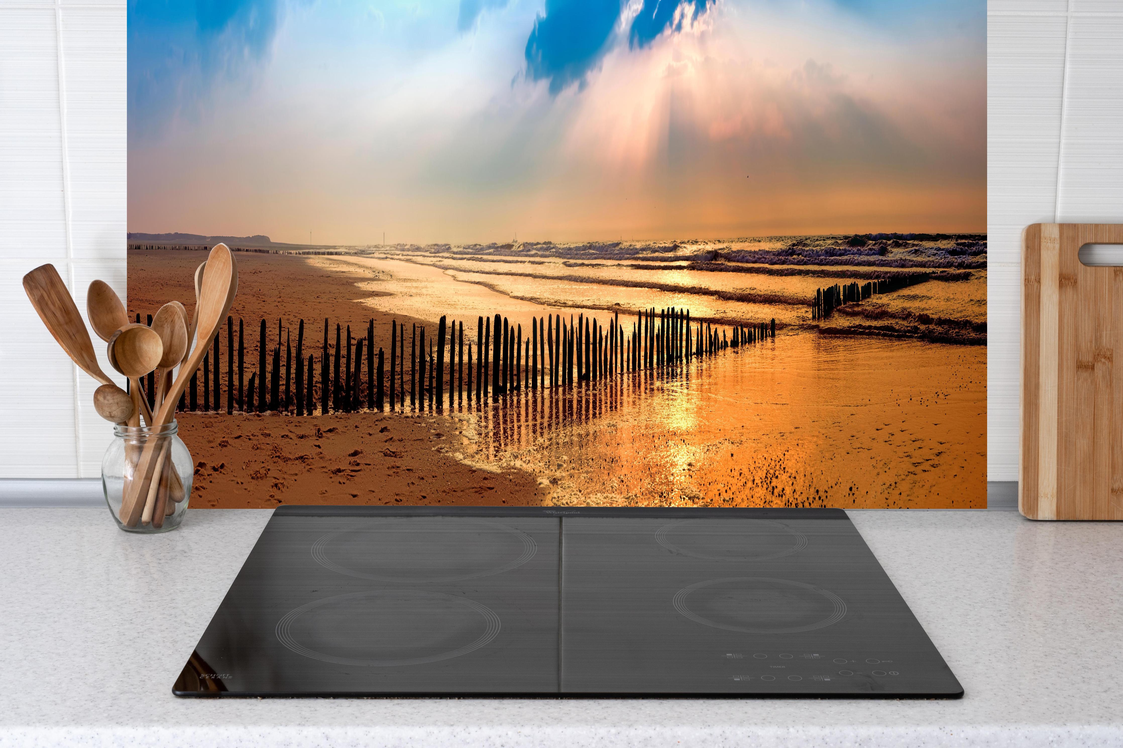 Küche - Faszinierender Sonnenuntergang über dem ruhigen Meer hinter weißen Hochglanz-Küchenregalen und schwarzem Wasserhahn