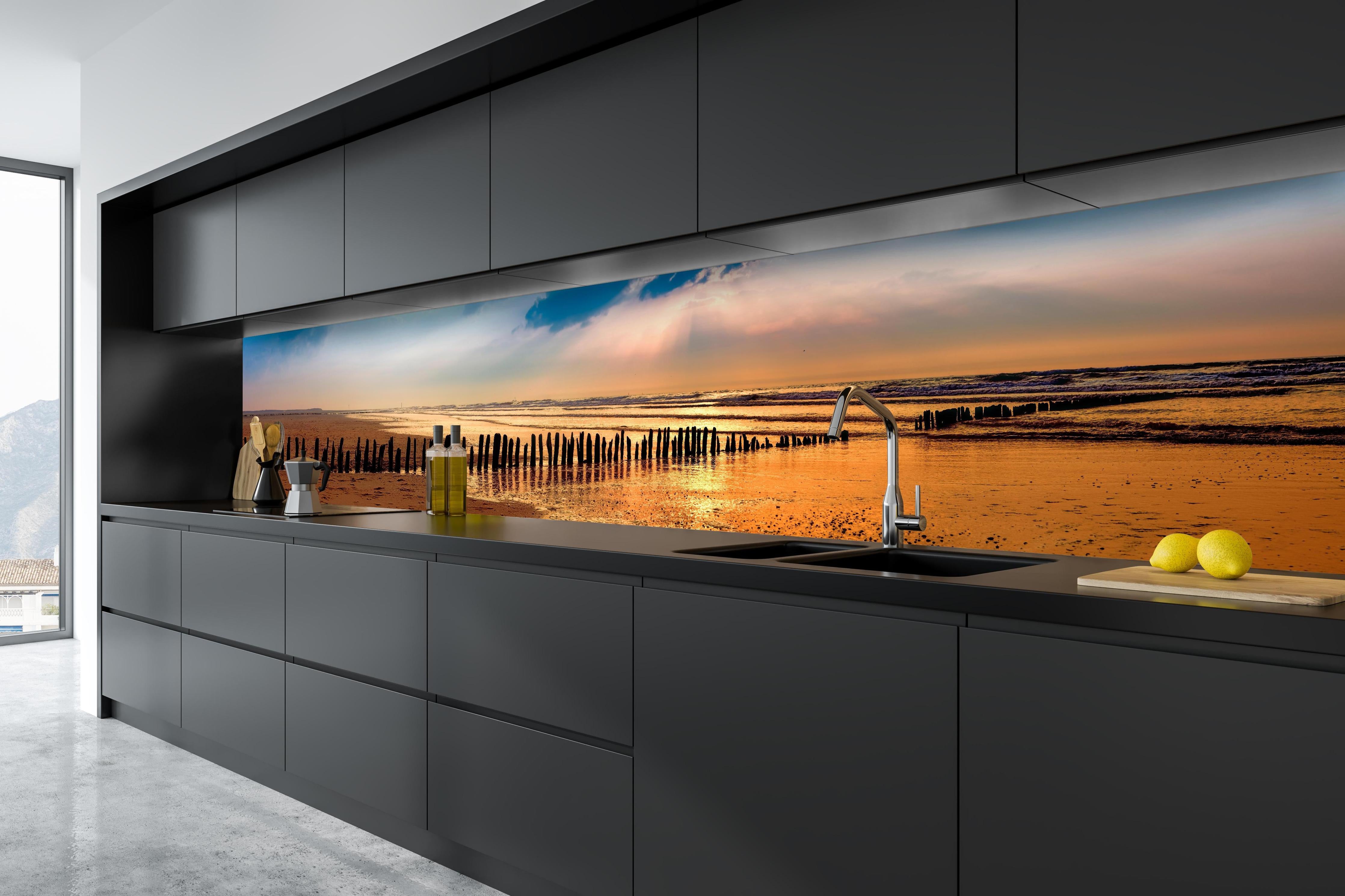 Küche - Faszinierender Sonnenuntergang über dem ruhigen Meer hinter weißen Hochglanz-Küchenregalen und schwarzem Wasserhahn
