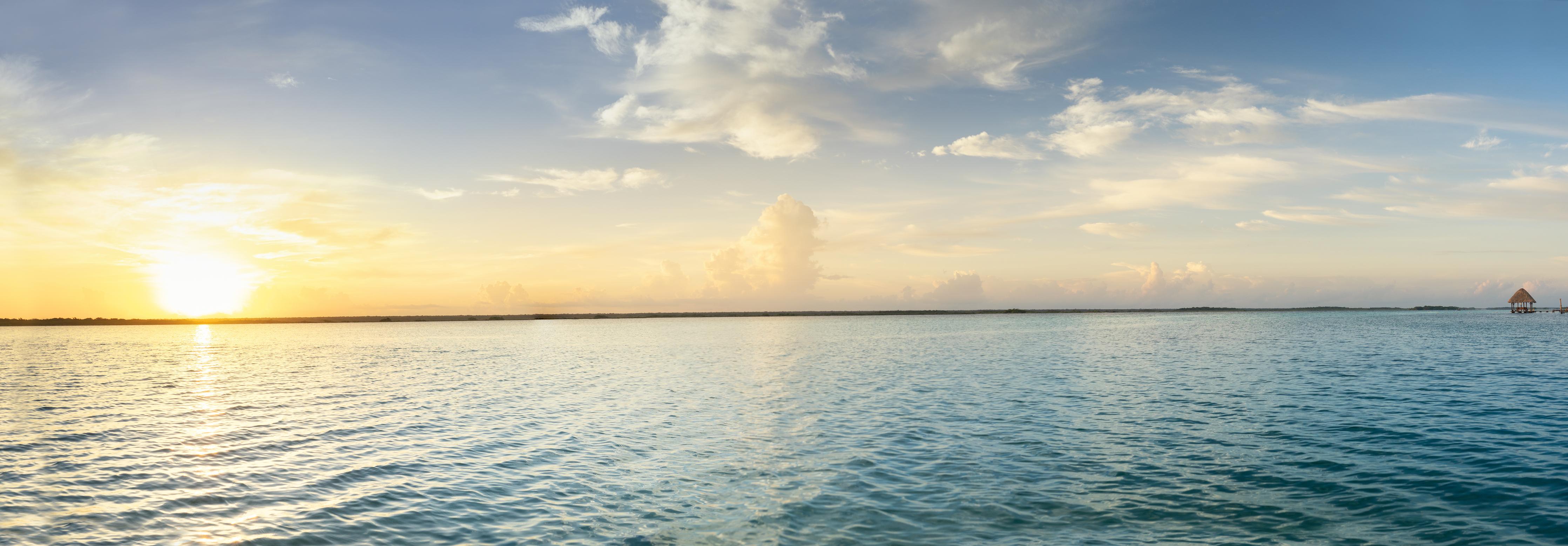 Küchenrückwand-Faszinierender Sonnenuntergang über glitzerndem Wasser