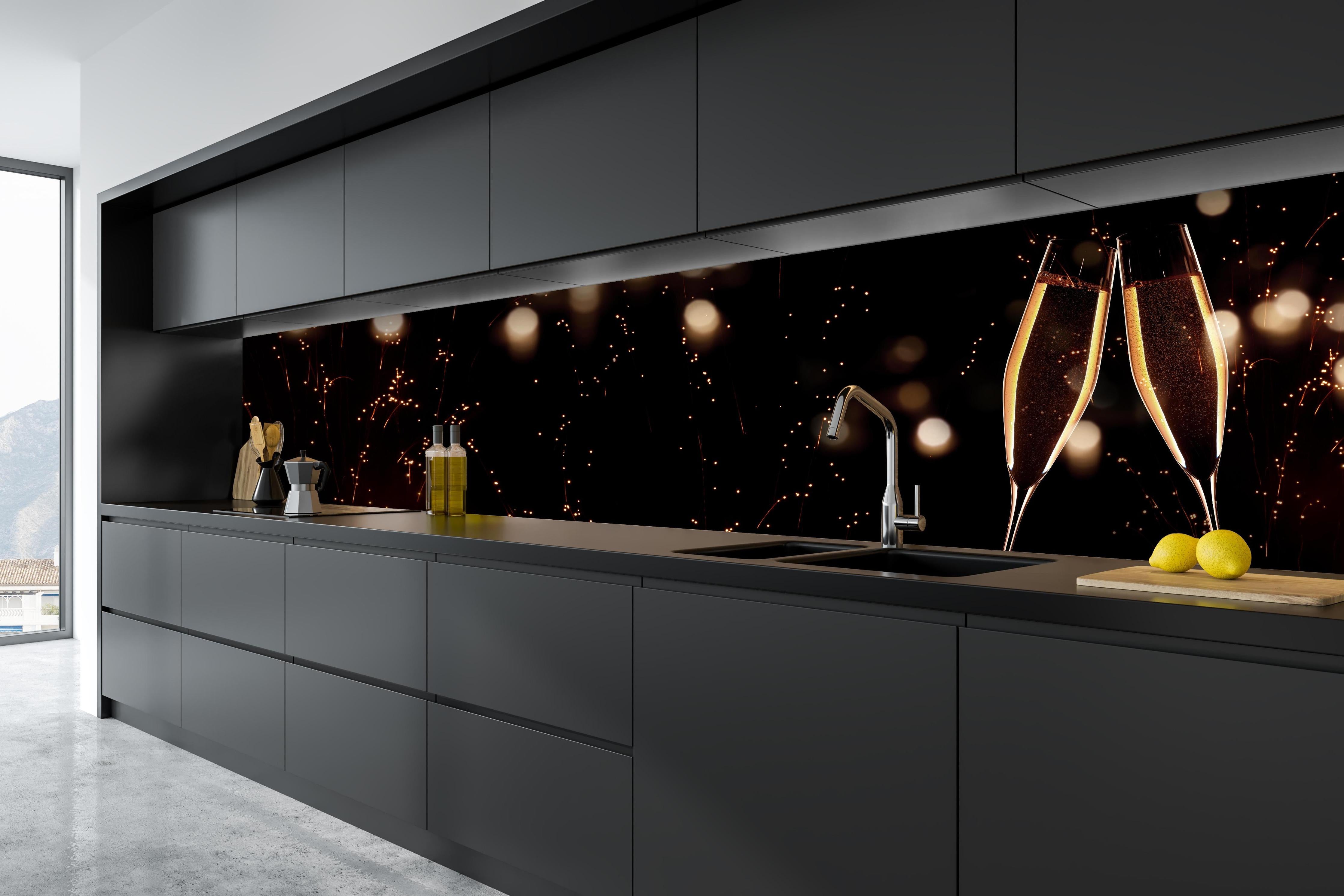 Küche - Feierlicher Champagner-Clink bei Jahreswechsel hinter weißen Hochglanz-Küchenregalen und schwarzem Wasserhahn